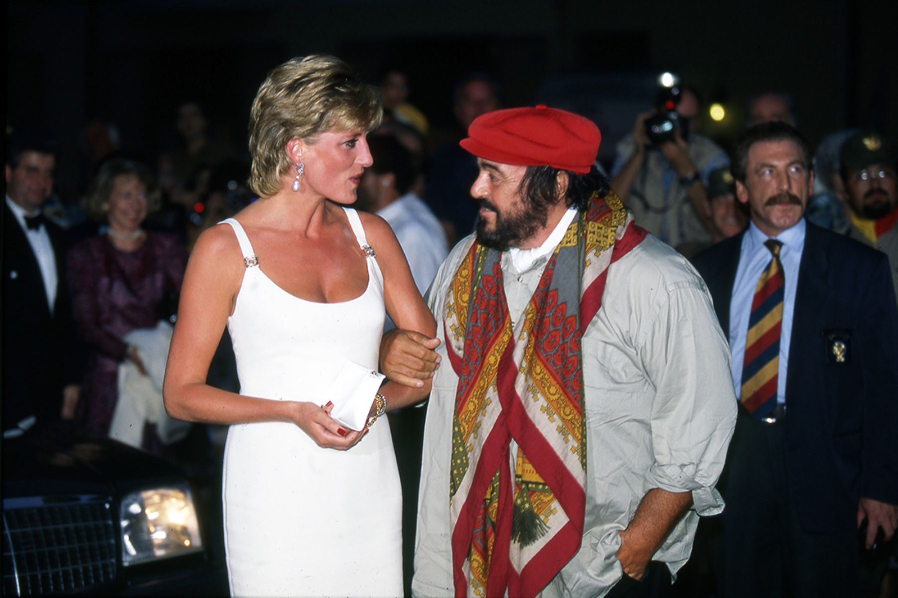La princesa Diana de Gales y el tenor Luciano Pavarotti  en la ciudad de Módena (Italia)  el 12 de setiembre de 1995. 
Foto: AFP
