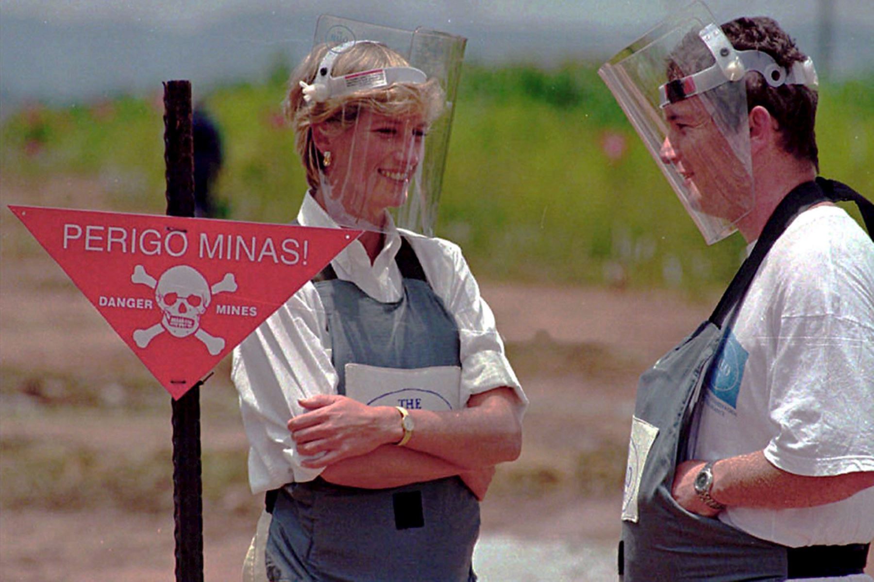 Fotografía de archivo tomada el 15 de enero de 1997 de la princesa Diana de Gales mientras conversa con un experto en desactivación de minas durante su visita a los campos de minas terrestres cercanos a Huambo. Foto: EFE