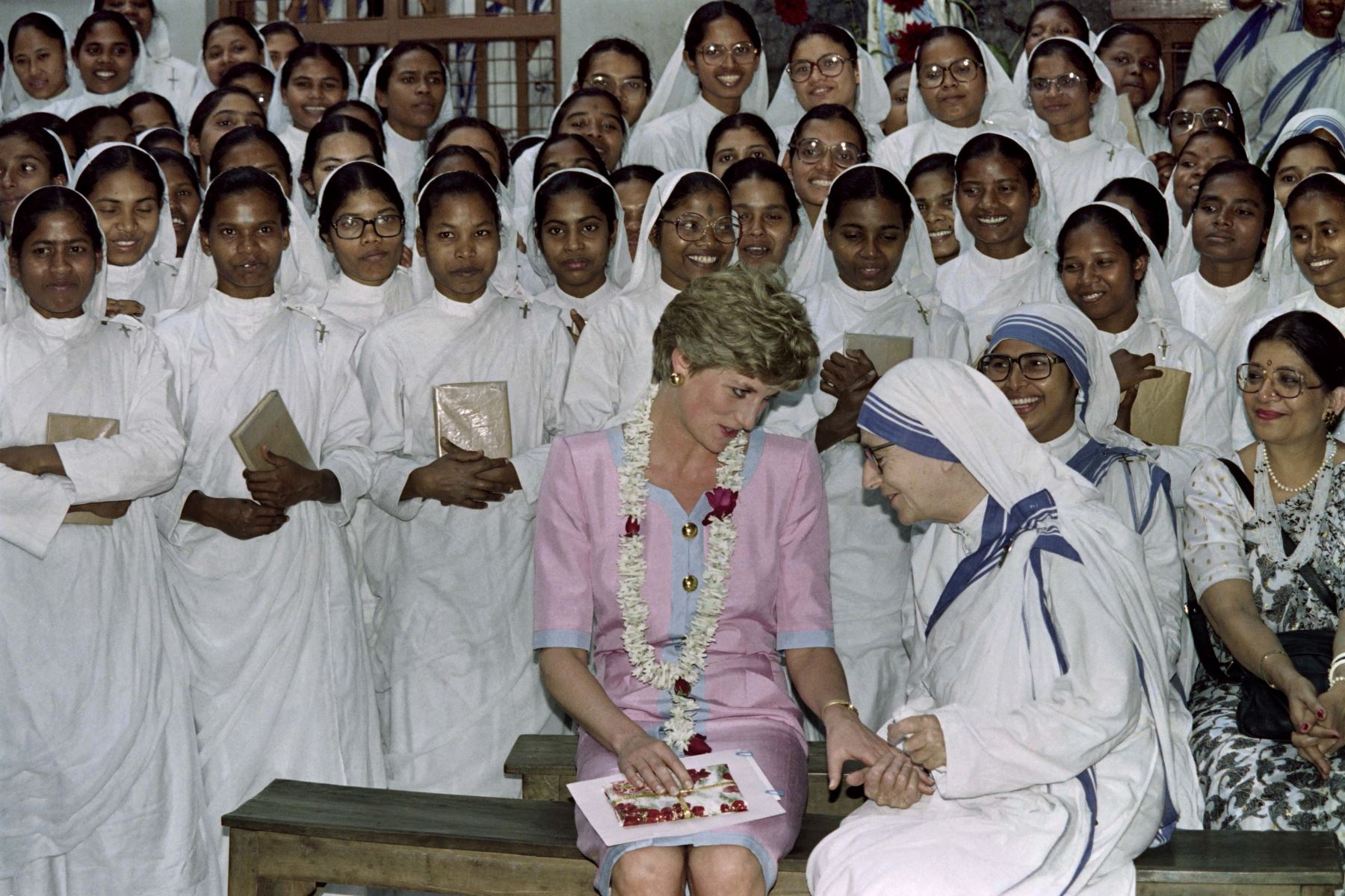 Foto de archivo tomada el 15 de febrero de 1992, Diana, Princesa de Gales, habla con la segunda a cargo de la Madre Teresa, la hermana Lynne Frederick, durante su visita de 45 minutos a la casa del premio Nobel de 81 años en Calcuta. Foto: AFP