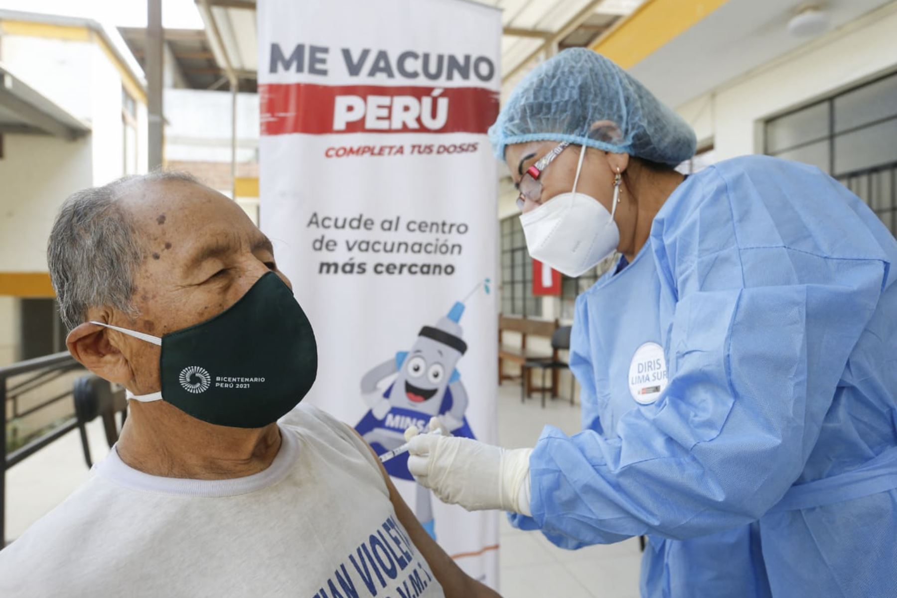 Las personas mayores de 60 años de edad de Arequipa empezarán a recibir desde mañana la vacuna bivalente contra el covid-19. ANDINA/Difusión