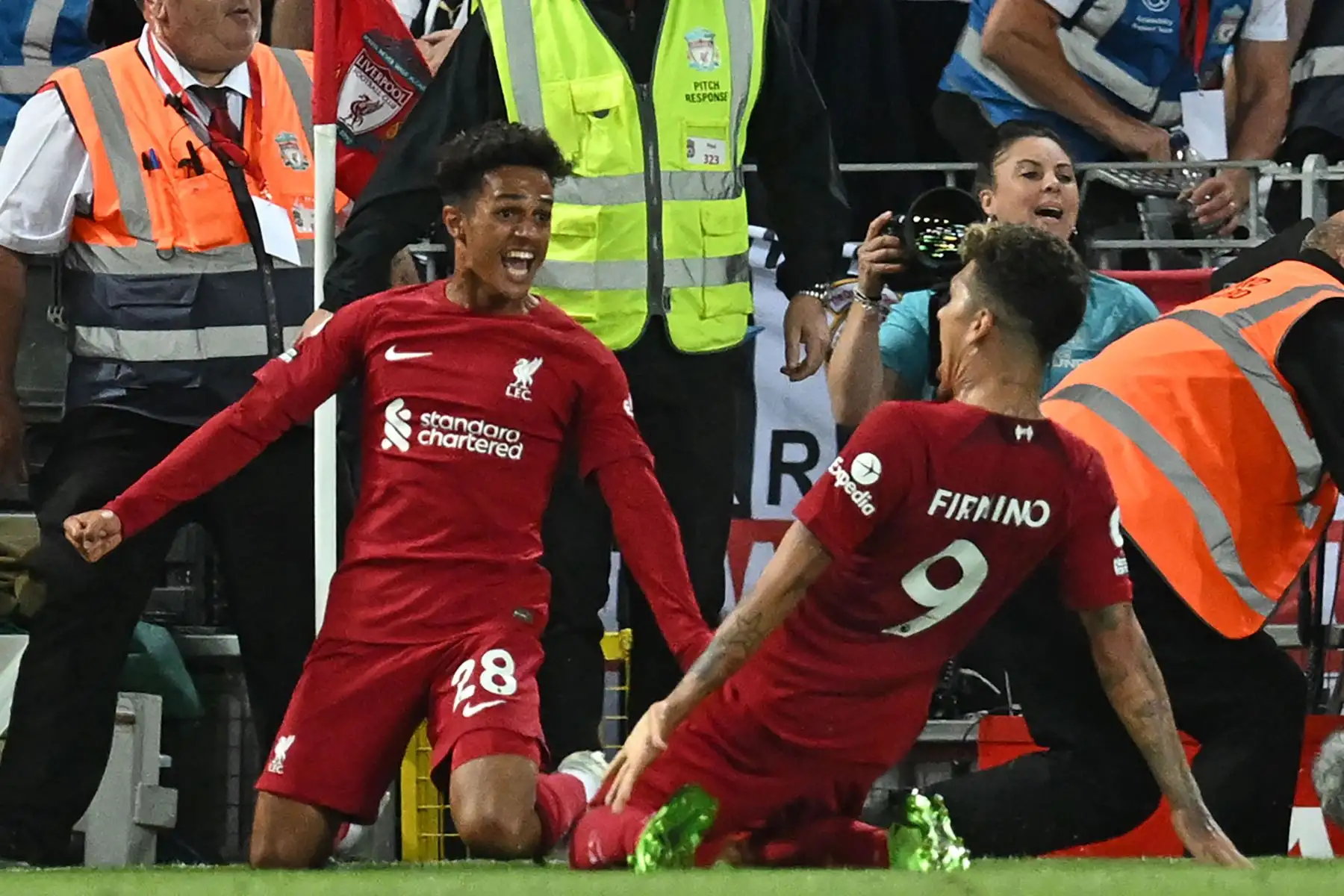 El mediocampista portugués del Liverpool, Fabio Carvalho , celebra con el delantero brasileño del Liverpool, Roberto Firmino , después de marcar su segundo gol tardío durante el partido de fútbol de la Premier League inglesa entre Liverpool y Newcastle.
Foto: AFP