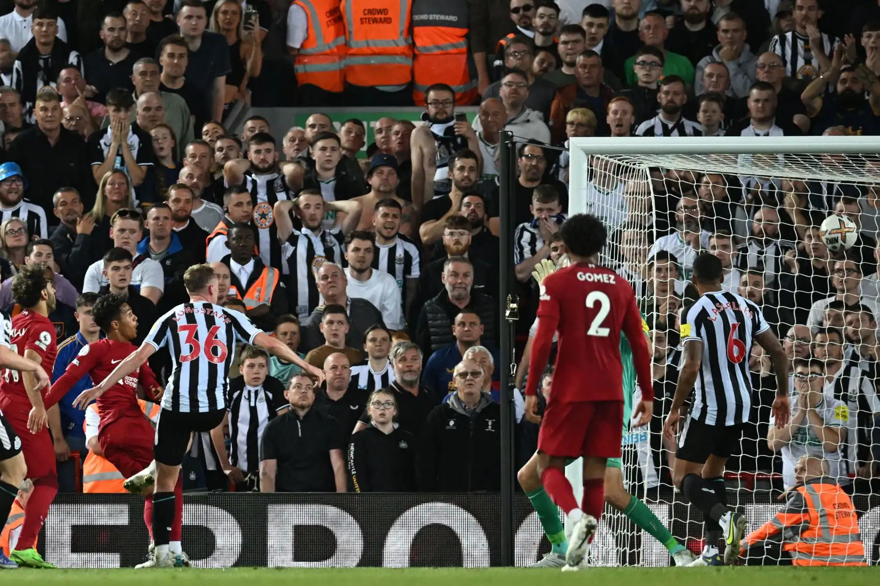 El mediocampista portugués del Liverpool, Fabio Carvalho , anota su segundo gol tardío durante el partido de fútbol de la Premier League inglesa entre Liverpool y Newcastle.
Pablo ELLIS / AFP