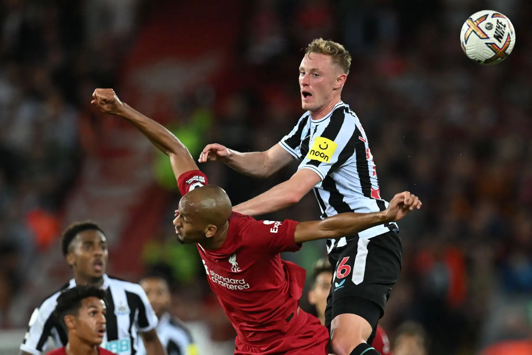El mediocampista brasileño del Liverpool Fabinho compite con el mediocampista inglés del Newcastle United Sean Longstaff durante el partido de fútbol de la Premier League inglesa entre el Liverpool y el Newcastle.
Foto: AFP