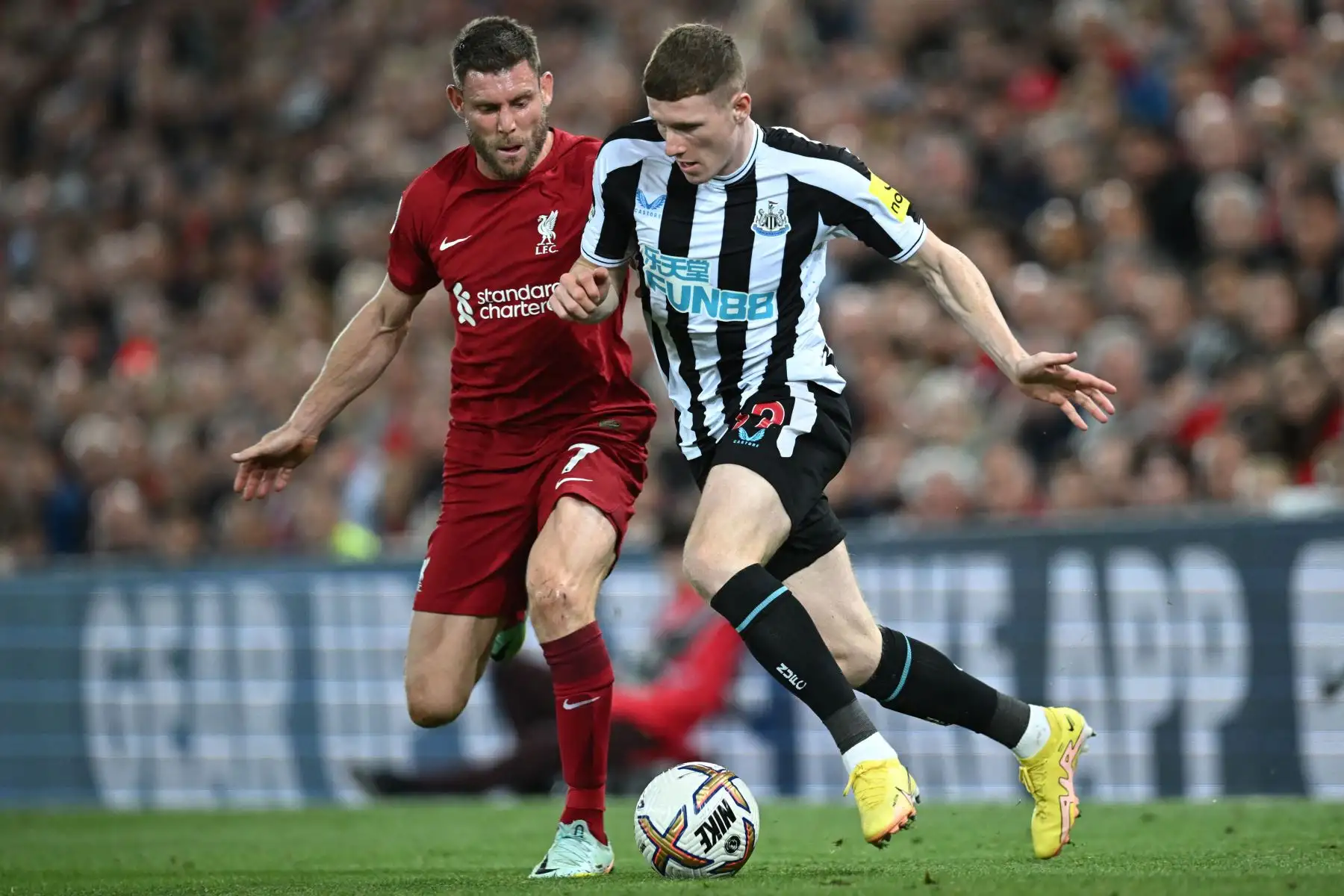 El mediocampista inglés del Newcastle United Elliot Anderson compite con el mediocampista inglés del Liverpool James Milner  durante el partido de fútbol de la Premier League inglesa entre Liverpool y Newcastle.
Foto: AFP