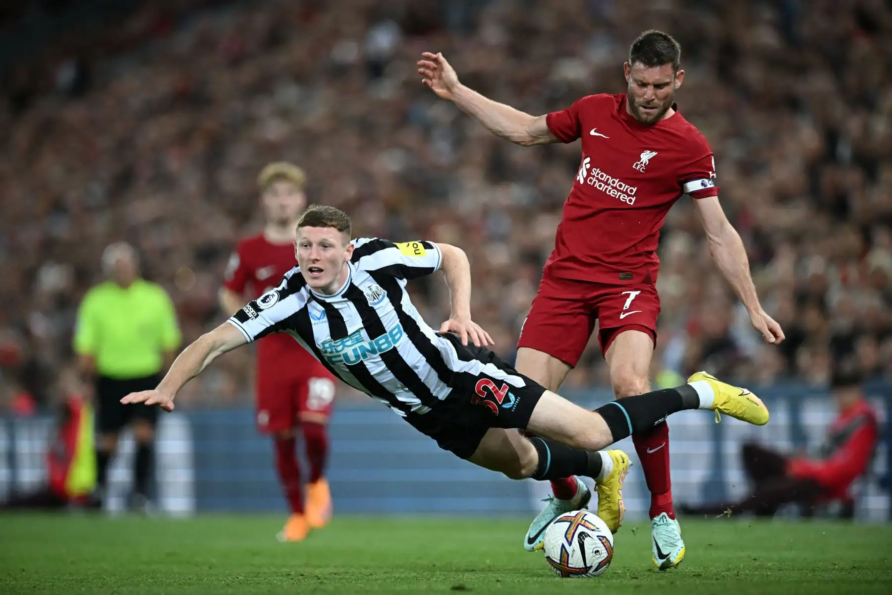 El mediocampista inglés del Newcastle United Elliot Anderson compite con el mediocampista inglés del Liverpool James Milner durante el partido de fútbol de la Premier League inglesa entre Liverpool y Newcastle.
Foto: AFP