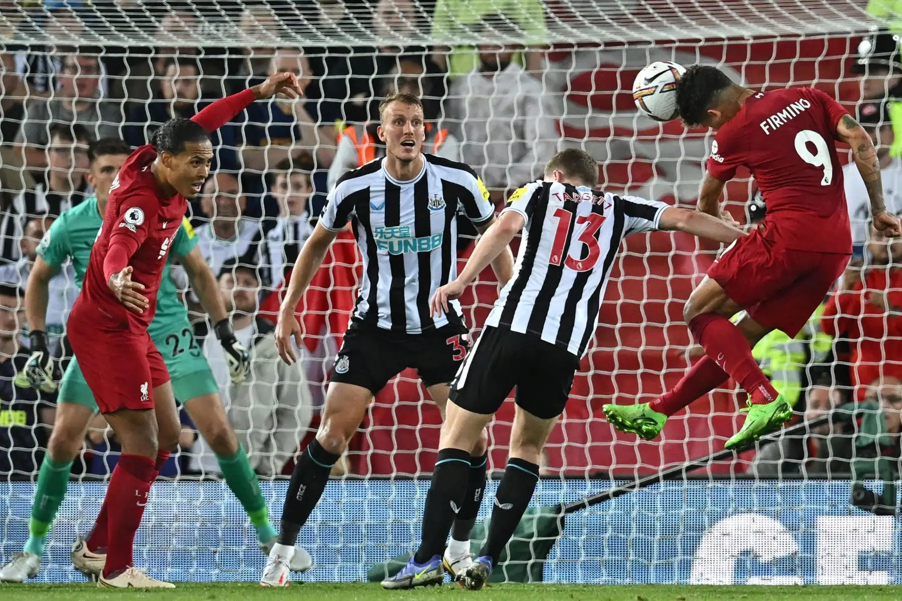El delantero brasileño del Liverpool Roberto Firmino  gana un cabezazo durante el partido de fútbol de la Premier League inglesa entre el Liverpool y el Newcastle.
Foto: AFP