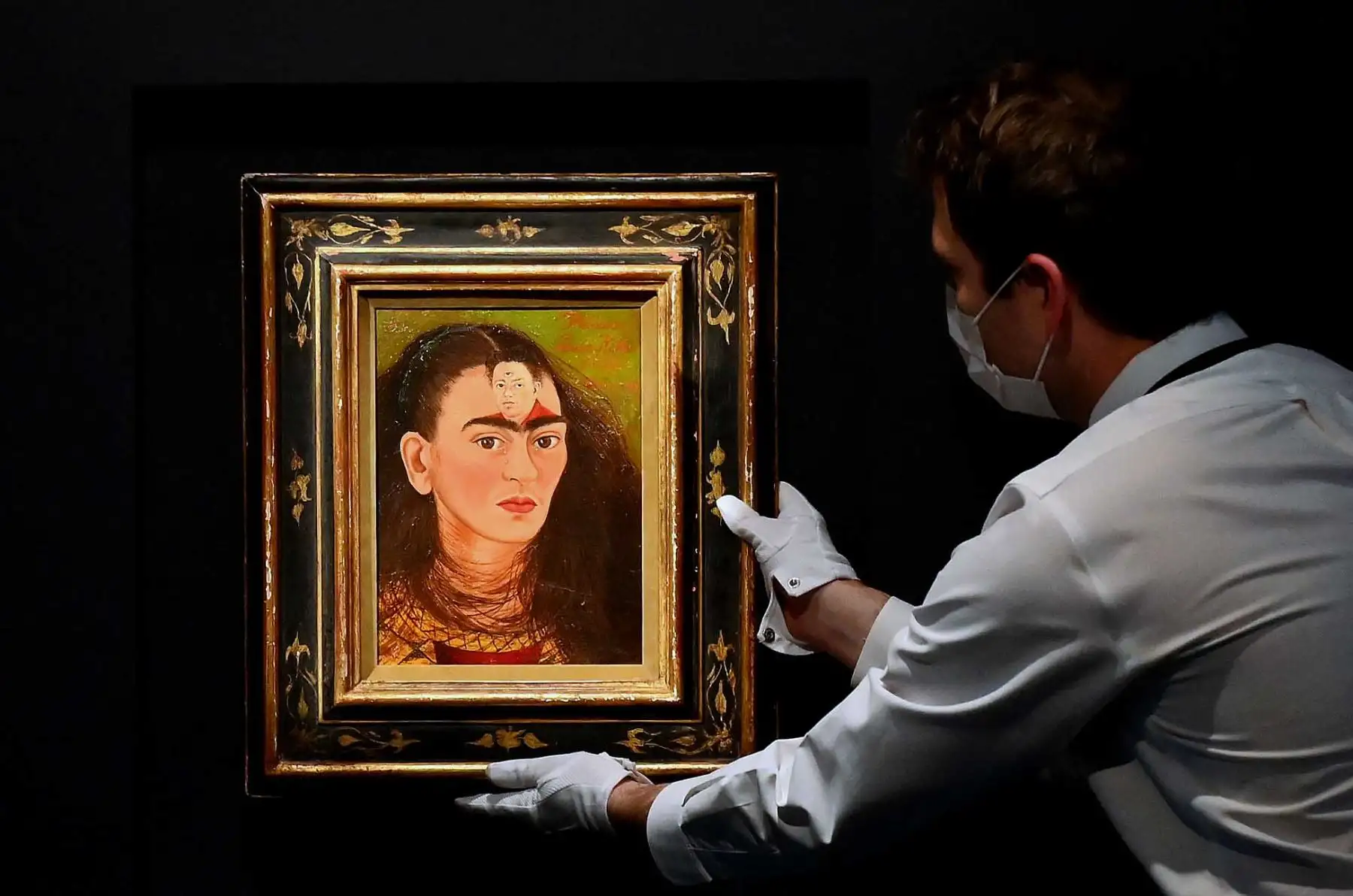 Junto a "Diego y yo" —el ultimo autorretrato pintado por Khalo antes de su muerte, en 1954—, se exhibe "Autorretrato con chango y loro", obra de 1942. Foto: AFP