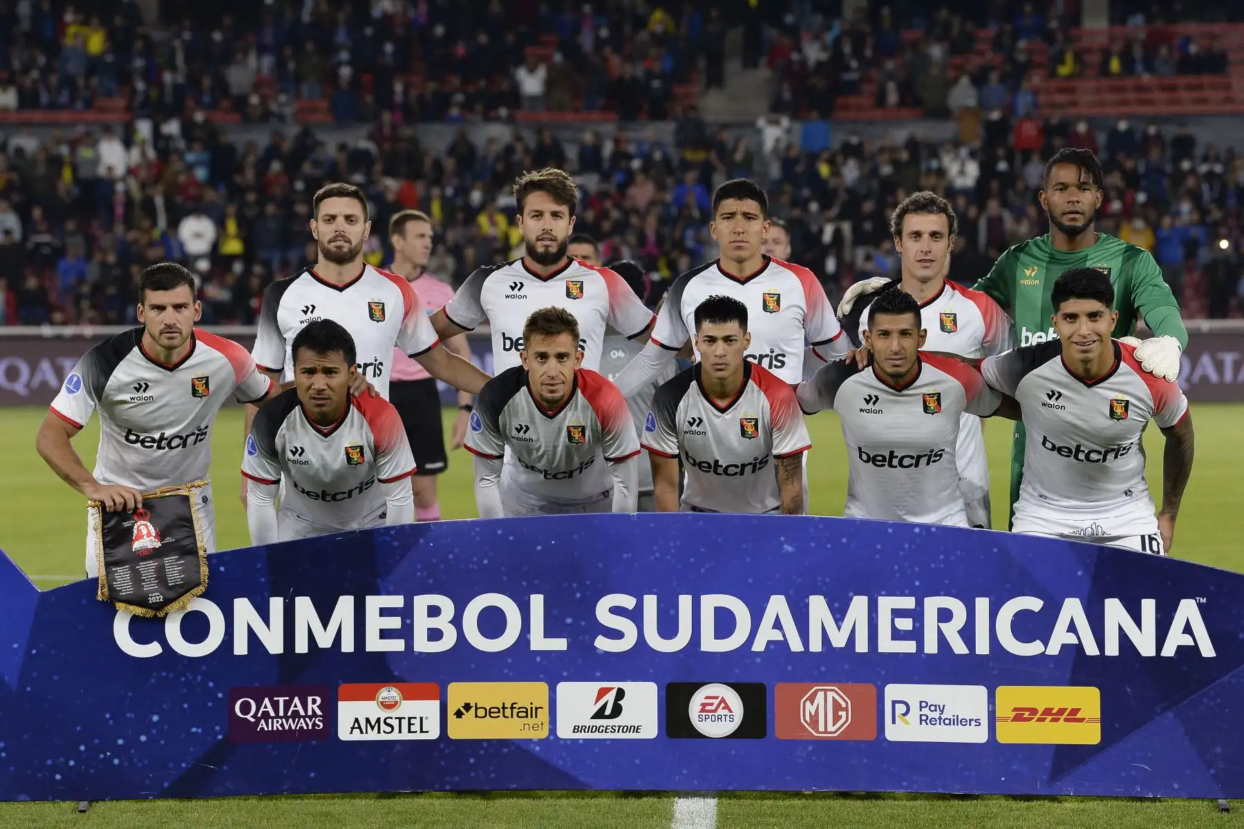 Los jugadores de Melgar posan para una foto durante el partido de ida de la semifinal del torneo de fútbol de la Copa Sudamericana entre Independiente del Valle y Melgar, en el estadio Rodrigo Paz Delgado (LDU) en Quito.
Foto: AFP