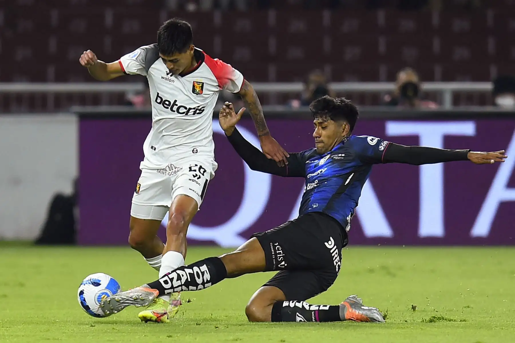 El mediocampista peruano de Melgar Kenyi Cabrera y el defensa ecuatoriano de Independiente del Valle Luis Segovia disputan el balón durante el partido de ida de la semifinal del torneo de fútbol de la Copa Sudamericana entre Independiente del Valle y Melgar, en el estadio Rodrigo Paz Delgado (LDU) en Quito.
Foto: AFP