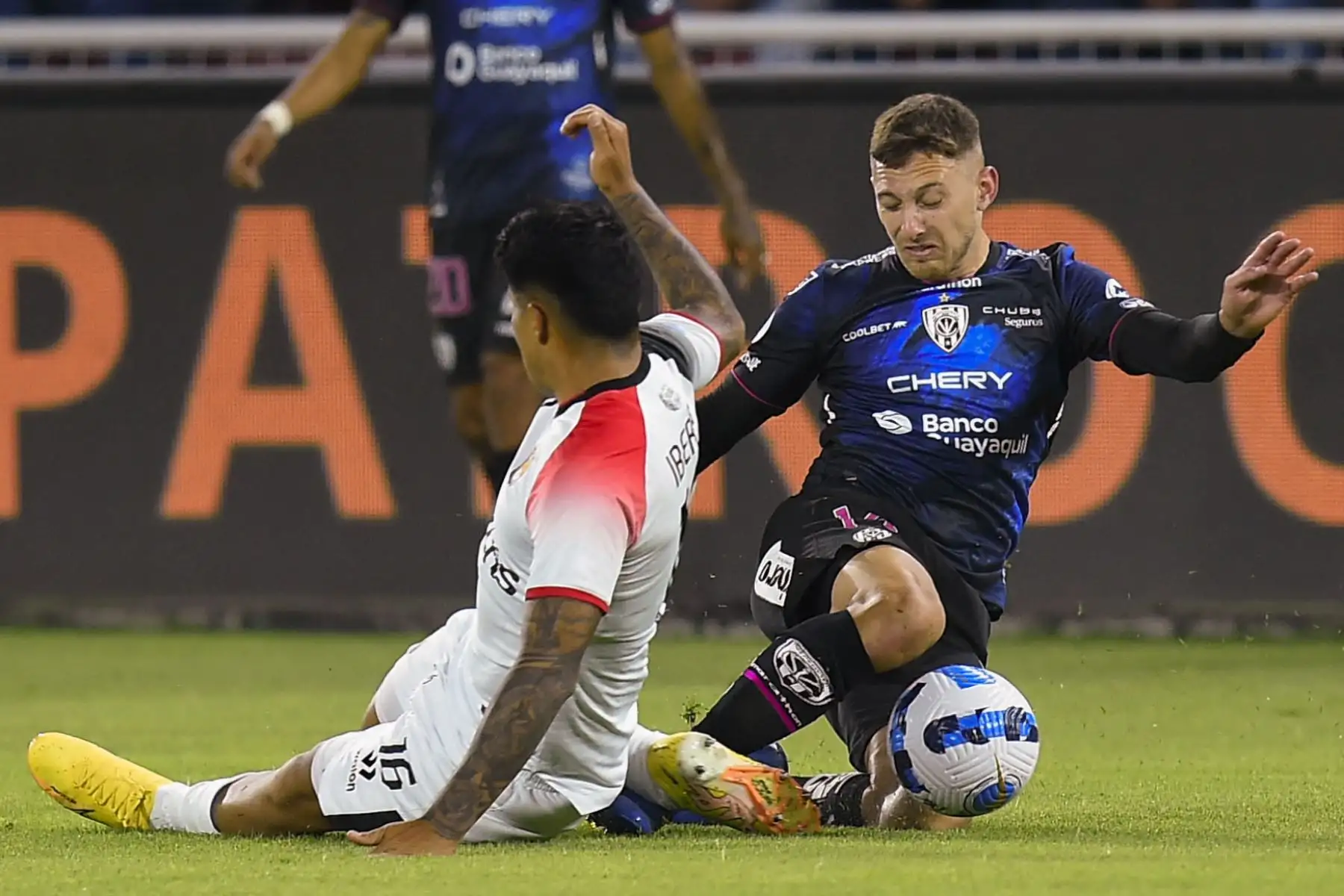 El delantero peruano de Melgar Luis Iberico  y el defensa argentino de Independiente del Valle Mateo Carabajal disputan el balón durante el partido de ida de la semifinal del torneo de fútbol de la Copa Sudamericana entre Independiente del Valle y Melgar.
Foto: AFP