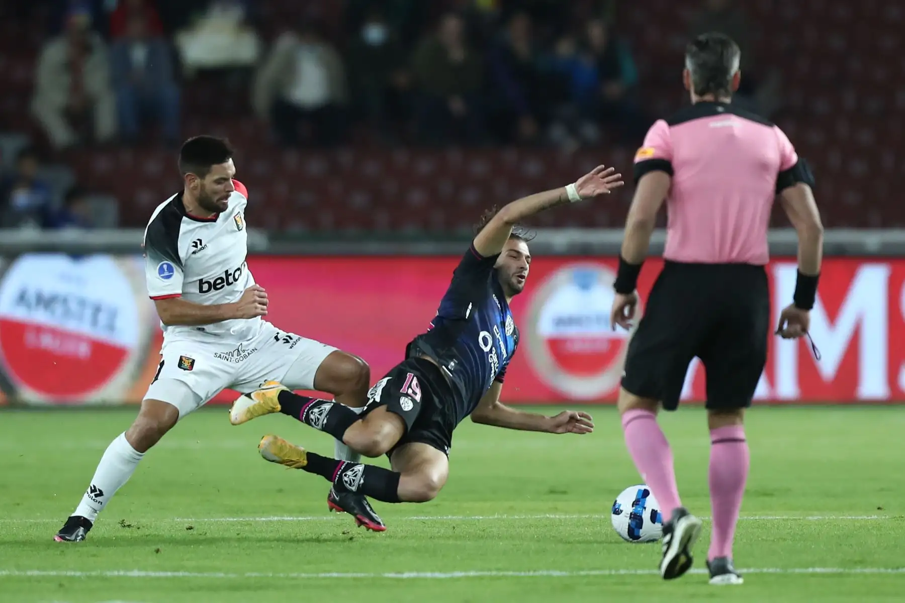 Ivan Piedra de Independiente disputa un balón con Leonel Galeano de Melgar, en un partido de las semifinales de la Copa Sudamericana entre Independiente del Valle y Melgar en el estadio Rodrigo Paz Delgado en Quito.
Foto: EFE
