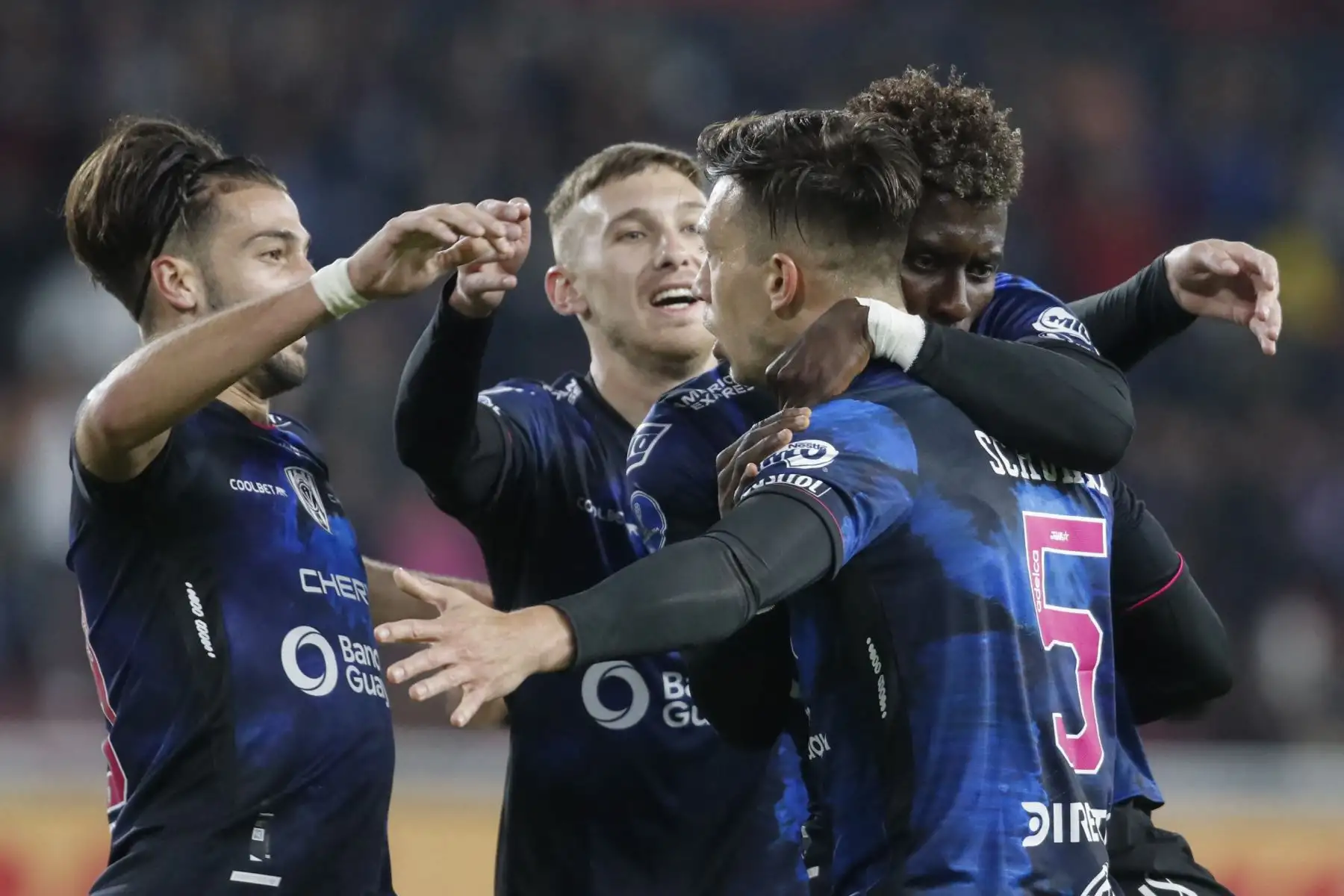 El defensor argentino de Independiente del Valle, Richard Schunke , celebra con sus compañeros después de anotarle a Melgar durante el partido de ida de la semifinal del torneo de fútbol de la Copa Sudamericana entre Independiente del Valle y Melgar.
Foto: AFP