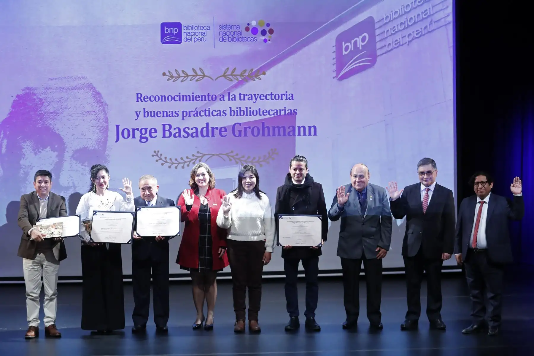 La Biblioteca Nacional del Perú, con motivo de sus 201 años de vida institucional, entrega el reconocimiento a la trayectoria y buenas prácticas bibliotecarias “Jorge Basadre Grohmann” a bibliotecarios y bibliotecólogos; así como a bibliotecas integrantes del Sistema Nacional de Bibliotecas; las cuales son reconocidas por su labor y aporte para el desarrollo bibliotecario de su comunidad. Foto: ANDINA/Renato Pajuelo