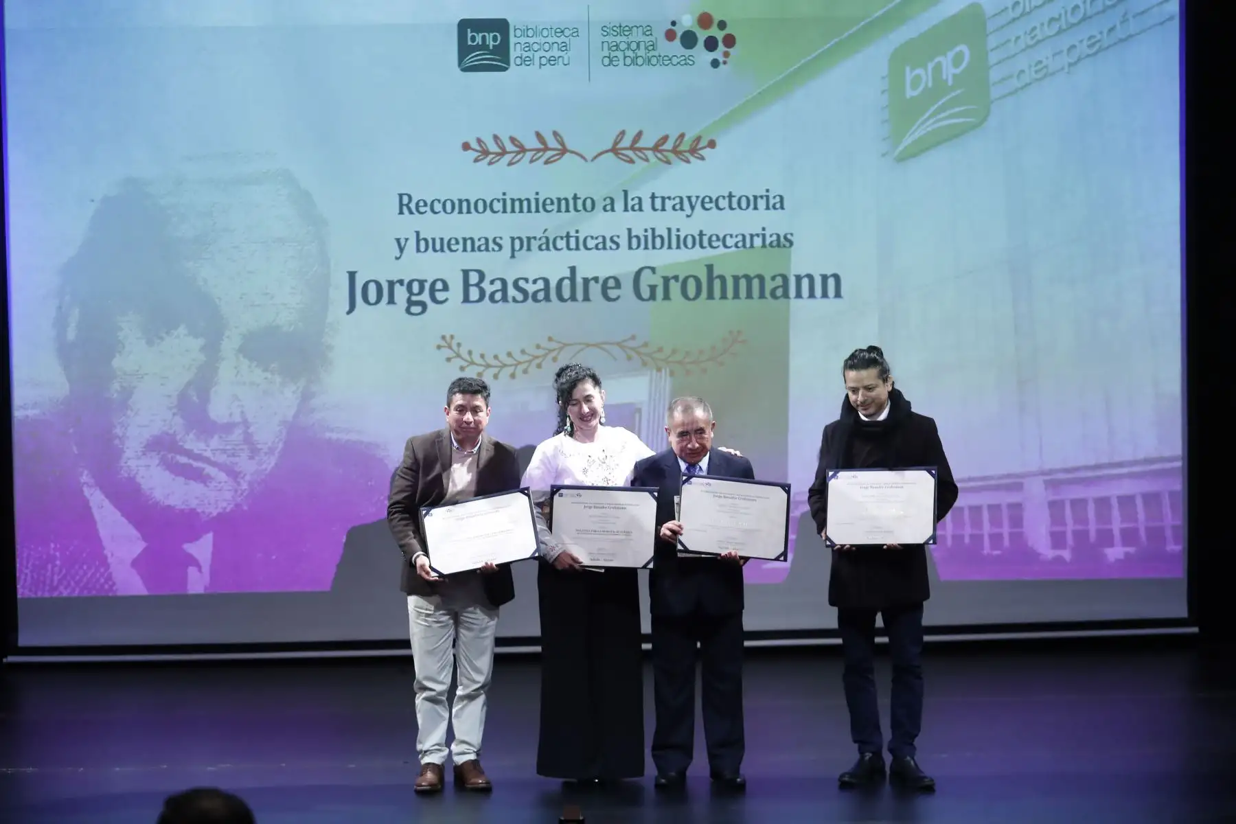 La Biblioteca Nacional del Perú, con motivo de sus 201 años de vida institucional, entrega el reconocimiento a la trayectoria y buenas prácticas bibliotecarias “Jorge Basadre Grohmann” a bibliotecarios y bibliotecólogos; así como a bibliotecas integrantes del Sistema Nacional de Bibliotecas; las cuales son reconocidas por su labor y aporte para el desarrollo bibliotecario de su comunidad.
Foto: ANDINA/Renato Pajuelo