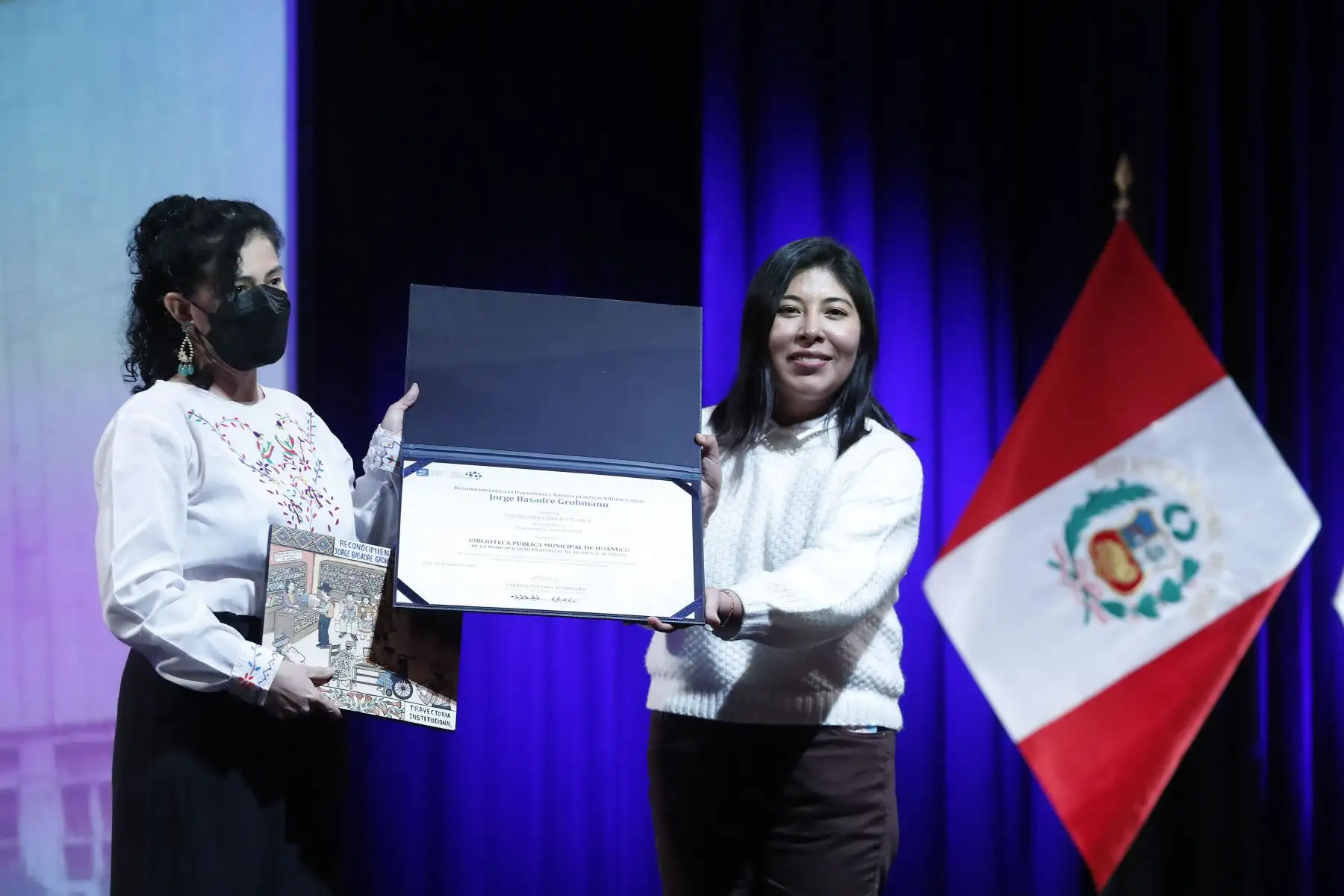 Ministra de Cultura, Betssy  Chavez entrega el reconocimiento a la trayectoria y buenas prácticas bibliotecarias “Jorge Basadre Grohmann”.
En la imagen, recibe el premio  la representante de la Biblioteca Pública Municipal de Huánuco de la Municipalidad Provincial de Huánuco. 
Foto: ANDINA/ Renato Pajuelo