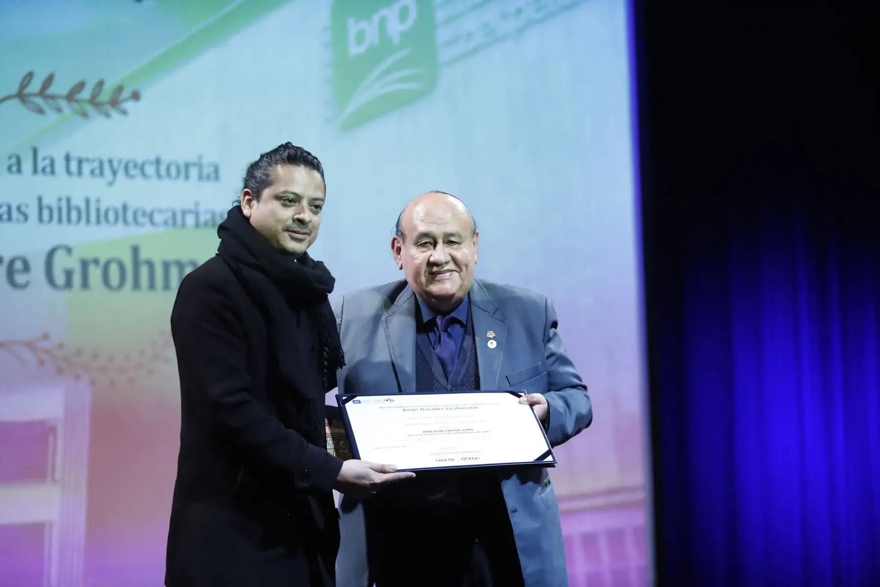 Biblioteca Nacional del Perú entrega reconocimiento a la trayectoria y buenas prácticas bibliotecarias “Jorge Basadre Grohmann”. En la imagen ,el representante del proyecto Bibliometro de Lima de la Municipalidad Metropolitana de Lima. 
Foto: ANDINA/ Renato Pajuelo