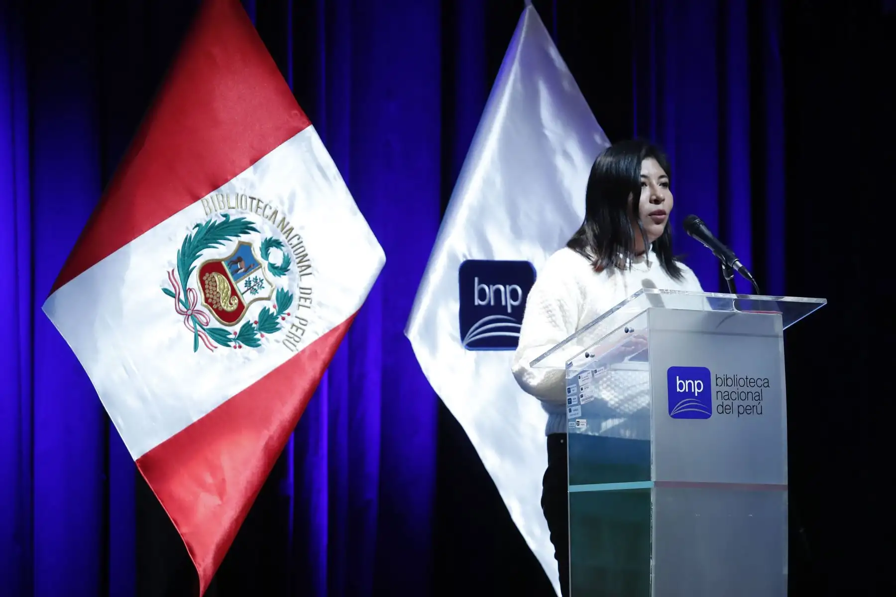 Ministra de Cultura, Betssy  Chavez entrega el reconocimiento a la trayectoria y buenas prácticas bibliotecarias “Jorge Basadre Grohmann”.
Foto: ANDINA/Renato Pajuelo