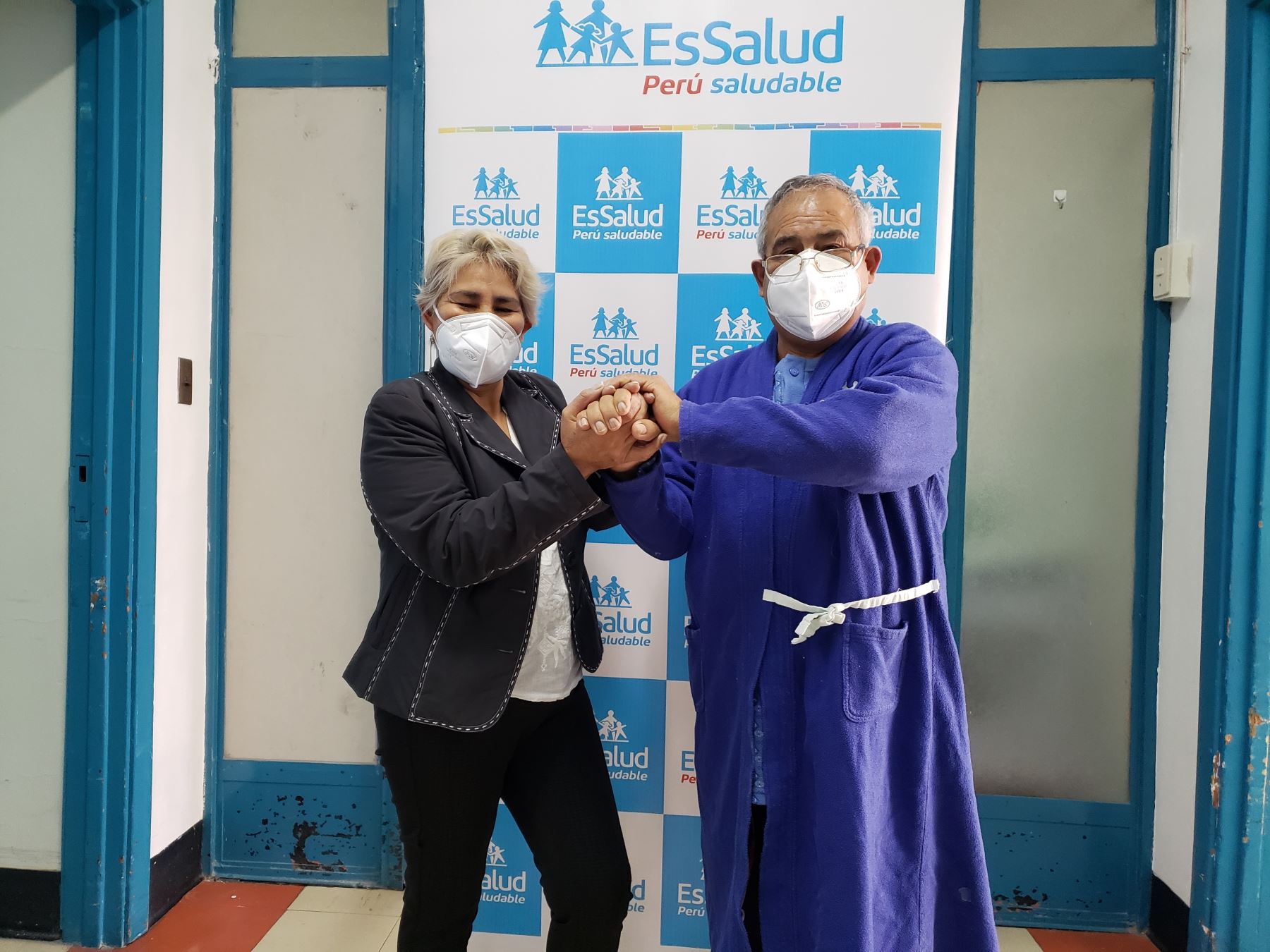 Alzuni del Castillo Bobadilla salvó la vida de su hermano Wilber al donarle un riñón. El trasplante exitoso se efectuó en el hospital de EsSalud Carlos Alberto Seguín de Arequipa. ANDINA/Difusión