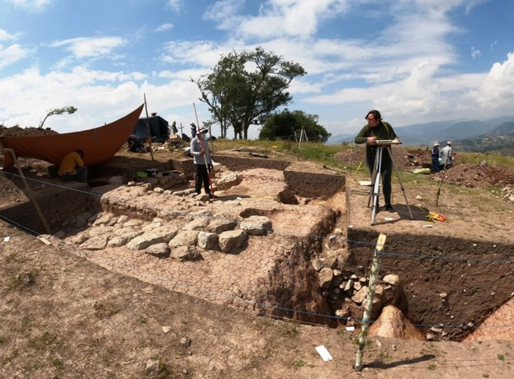 Cajamarca califica de trascendental el hallazgo de la tumba del "Sacerdote de los pututos" hallado en el complejo arqueológico Pacopampa y es considerado el gobernante más antiguo de la región. ANDINA/Difusión