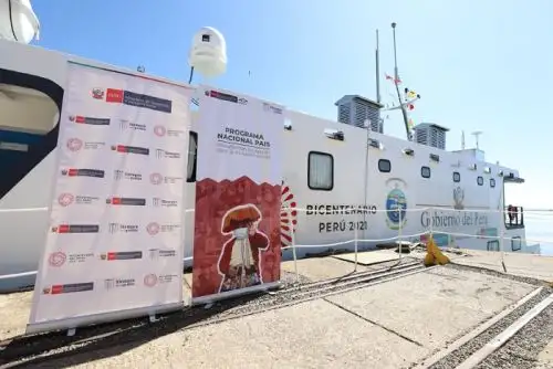 La ministra Dina Boluarte llegó hasta la isla Capi Uros, primer punto de atención de la PIAS Lago Titicaca I, para constatar el inicio de la prestación de servicios que se brinda a bordo.