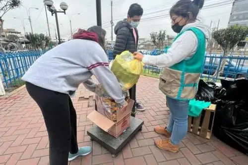 Municipalidad de Independencia intercambia residuos por plantas y bolsas de composta.
