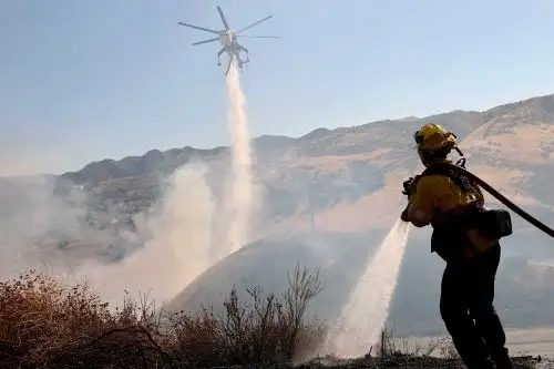 El incendio obligó a cerrar la interestatal I5 (una de las mayores rutas norte-sur de Estados Unidos) durante varias horas. Foto: AFP