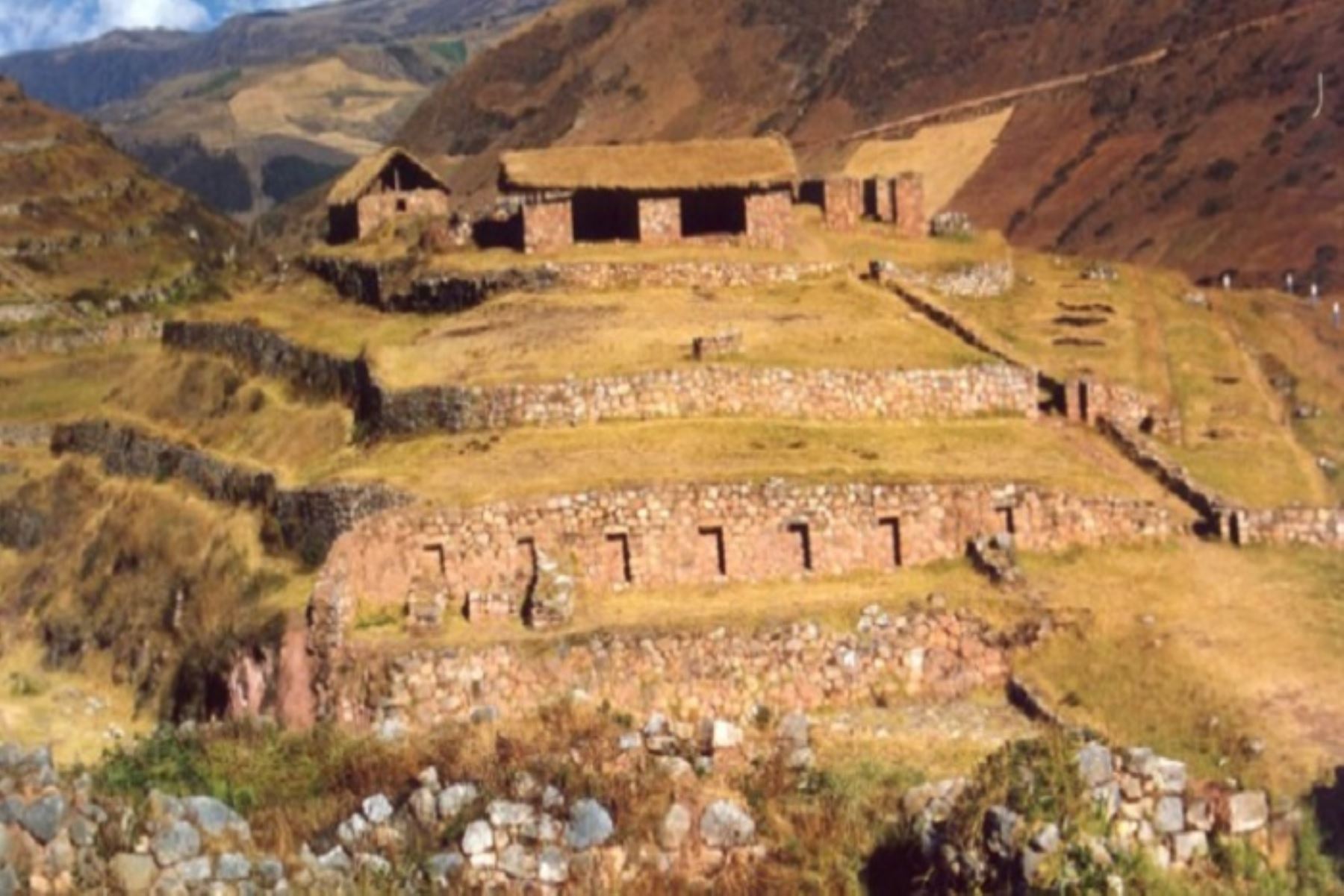 El monumento prehispánico de Sóndor fue poblado por los waris y por los chancas, para luego ser conquistados por los incas.