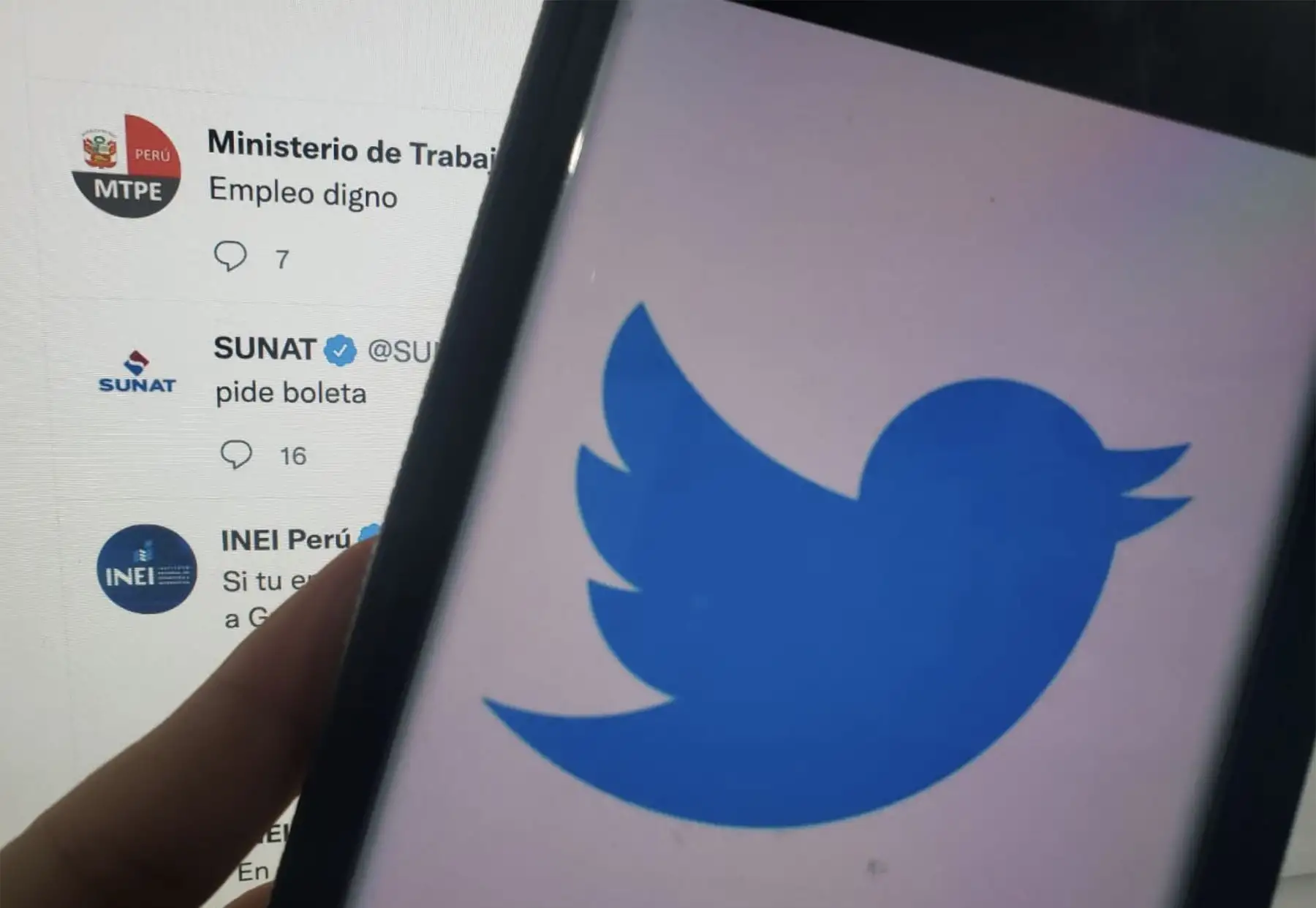 Desde medios de comunicación hasta entidades públicas y destacadas organizaciones internacionales se han sumado a la tendencia denominada "one-word tweet trend" (tendencia de una sola palabra).