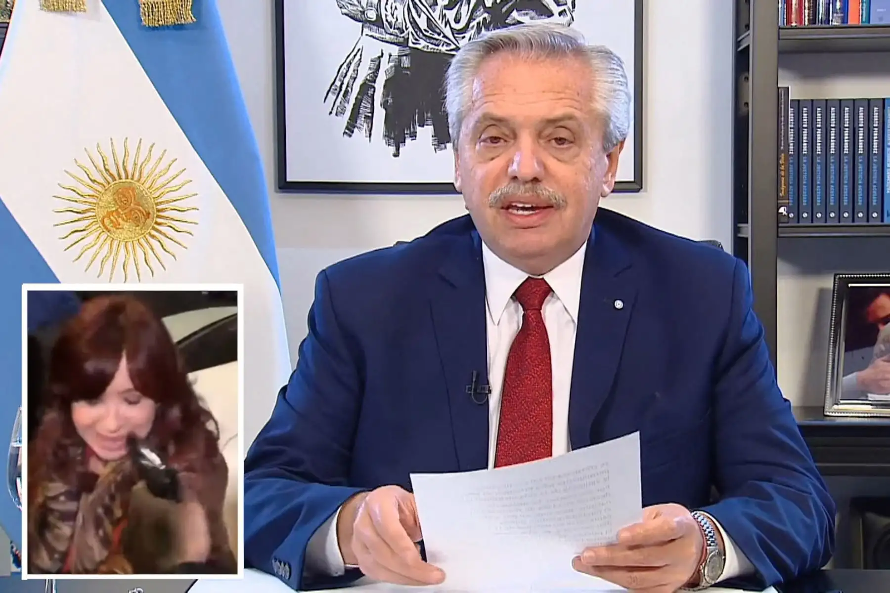 La imagen del hombre que apunta, a muy corta distancia, al rostro de Kirchner fue reproducida por varios canales de TV. Foto: Composición con fotos de AFP y Captura de pantalla