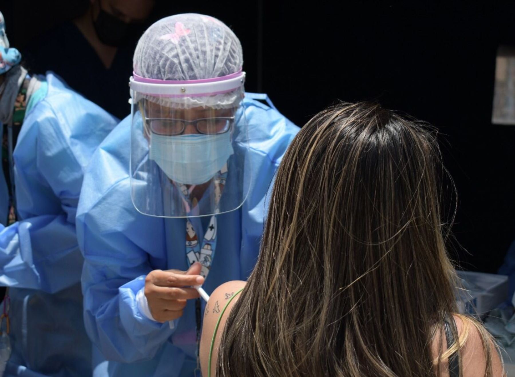 El Ministerio de Salud invoca a la población de riesgo a completar su esquema de vacunación contra el covid-19. Foto: ANDINA/Difusión