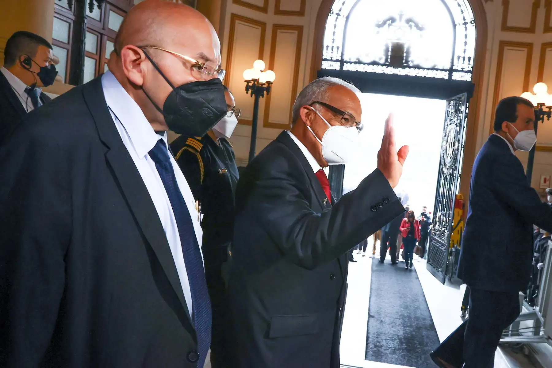 El presidente del Consejo de Ministros, Aníbal Torres, y el ministro de Economía y Finanzas, Kurt Burneo, se presentan ante el pleno del Congreso para sustentar los proyectos de Ley de Presupuesto, de Endeudamiento y de Equilibrio Financiero para el ejercicio fiscal 2023. Foto: ANDINA/ Andrés Valle