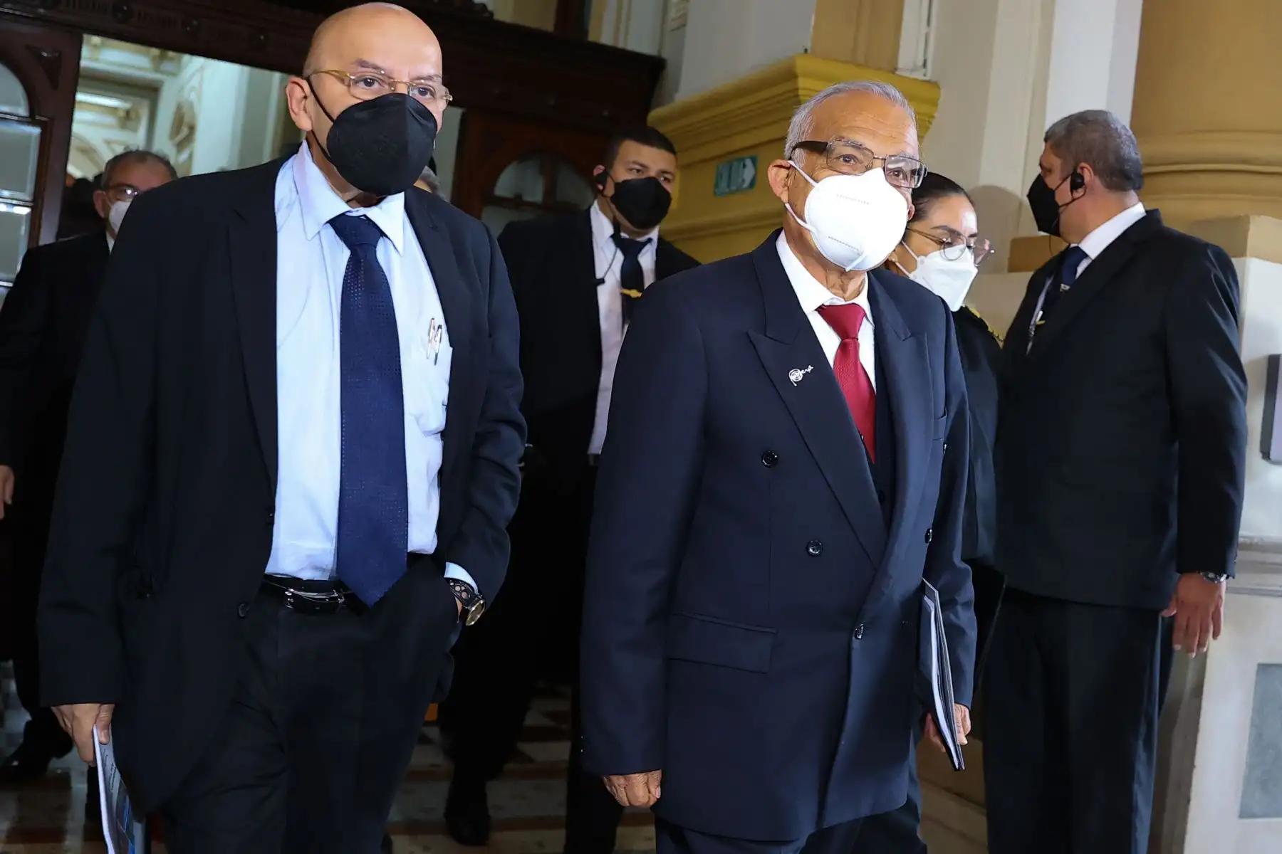 El presidente del Consejo de Ministros, Aníbal Torres, y el ministro de Economía y Finanzas, Kurt Burneo, se presentan ante el pleno del Congreso para sustentar los proyectos de Ley de Presupuesto, de Endeudamiento y de Equilibrio Financiero para el ejercicio fiscal 2023. Foto: ANDINA/ Andrés Valle