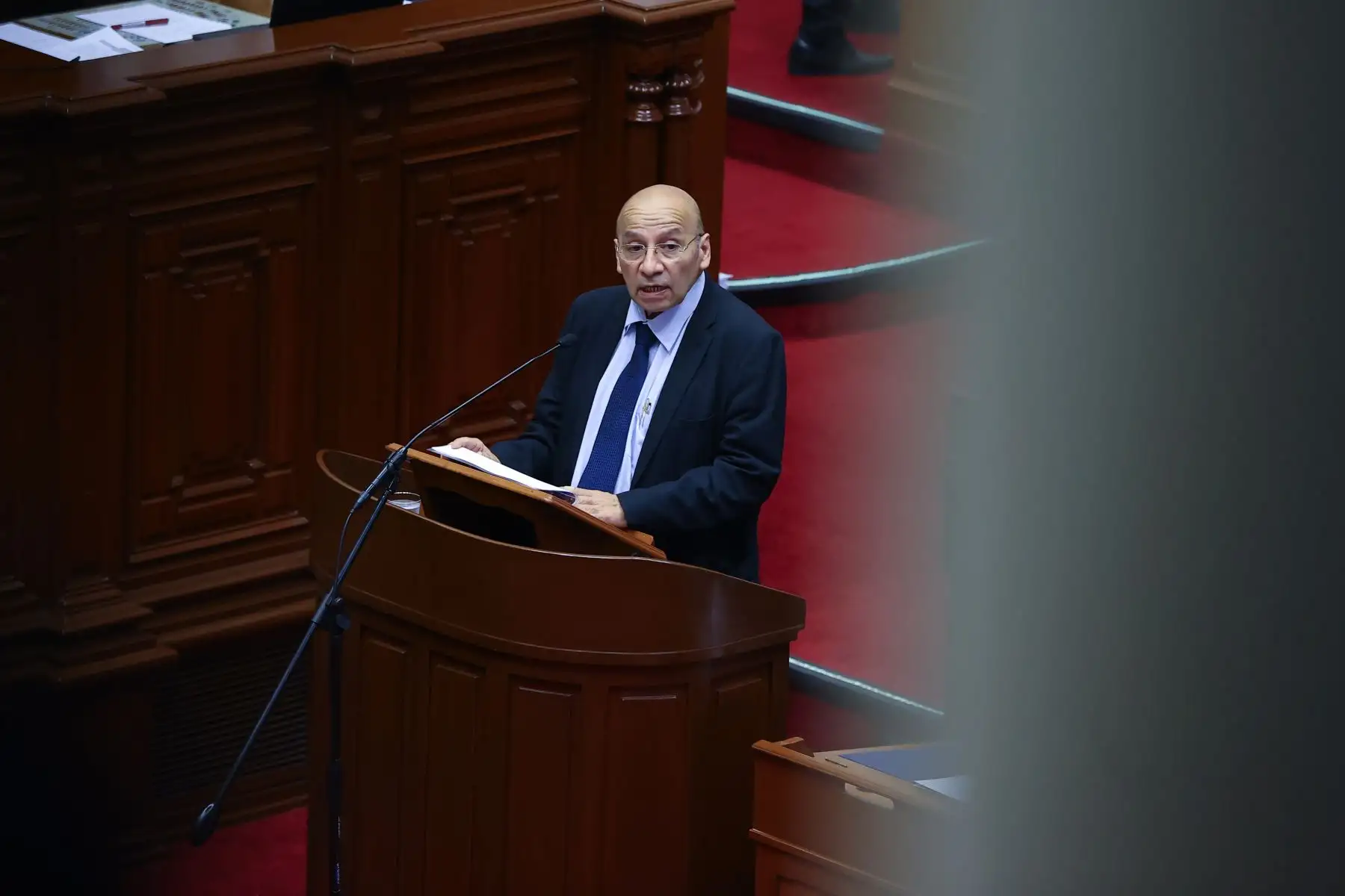El ministro de Economía y Finanzas, Kurt Burneo, se presentan ante el pleno del Congreso para sustentar los proyectos de Ley de Presupuesto, de Endeudamiento y de Equilibrio Financiero para el ejercicio fiscal 2023. Foto: ANDINA/ Andrés Valle