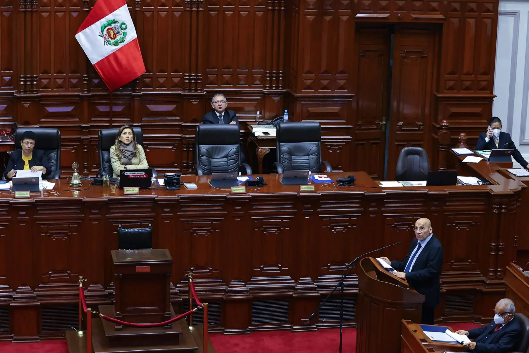 El ministro de Economía y Finanzas, Kurt Burneo, se presentan ante el pleno del Congreso para sustentar los proyectos de Ley de Presupuesto, de Endeudamiento y de Equilibrio Financiero para el ejercicio fiscal 2023. Foto: ANDINA/ Andrés Valle