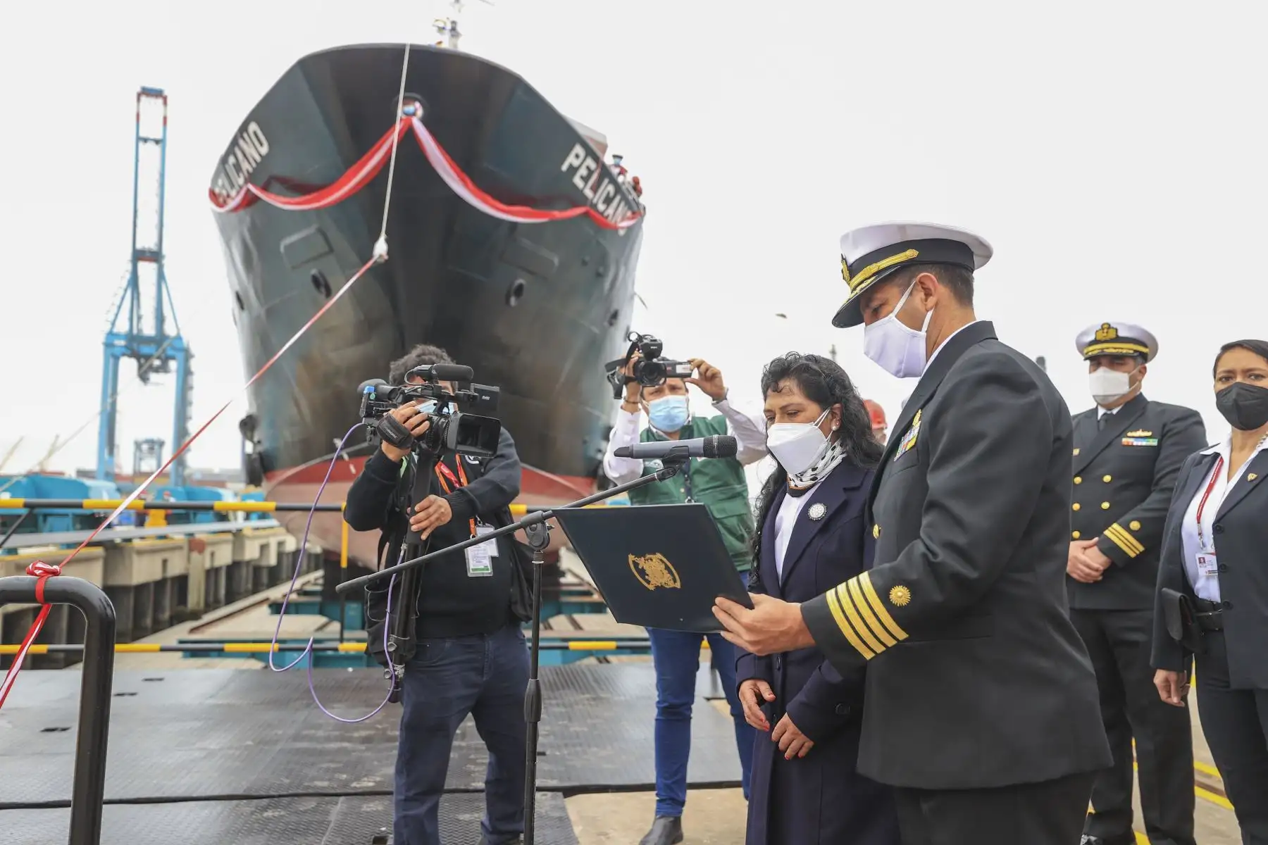 El presidente Pedro Castillo participa en la ceremonia de puesta a flote de la nueva embarcación “Pelícano” que permitirá el transporte y apoyo logístico para la distribución del guano de las islas. Foto: ANDINA/ Prensa Presidencia