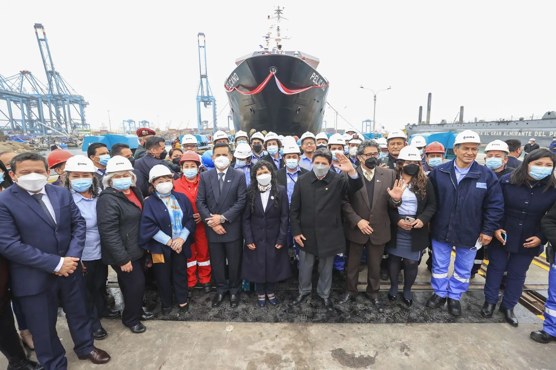 El presidente Pedro Castillo participa en la ceremonia de puesta a flote de la nueva embarcación “Pelícano” que permitirá el transporte y apoyo logístico para la distribución del guano de las islas. Foto: ANDINA/ Prensa Presidencia