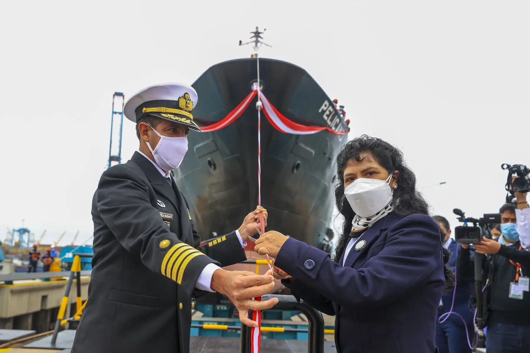 El presidente Pedro Castillo participa en la ceremonia de puesta a flote de la nueva embarcación “Pelícano” que permitirá el transporte y apoyo logístico para la distribución del guano de las islas. Foto: ANDINA/ Prensa Presidencia