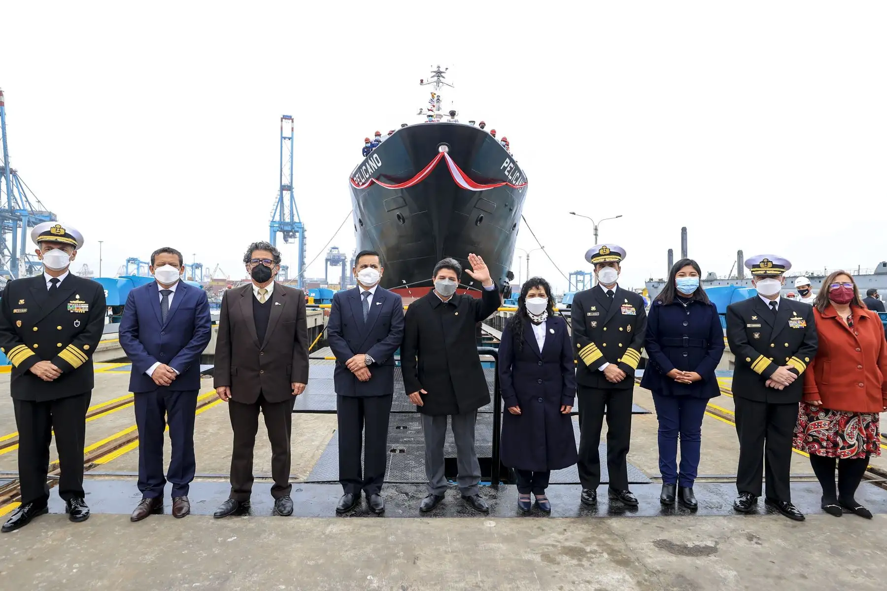 El presidente Pedro Castillo participa en la ceremonia de puesta a flote de la nueva embarcación “Pelícano” que permitirá el transporte y apoyo logístico para la distribución del guano de las islas. Foto: ANDINA/ Prensa Presidencia