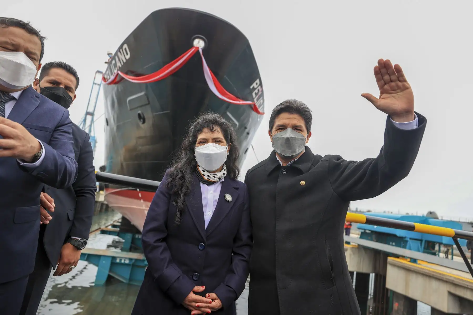 El presidente Pedro Castillo participa en la ceremonia de puesta a flote de la nueva embarcación “Pelícano” que permitirá el transporte y apoyo logístico para la distribución del guano de las islas. Foto: ANDINA/ Prensa Presidencia