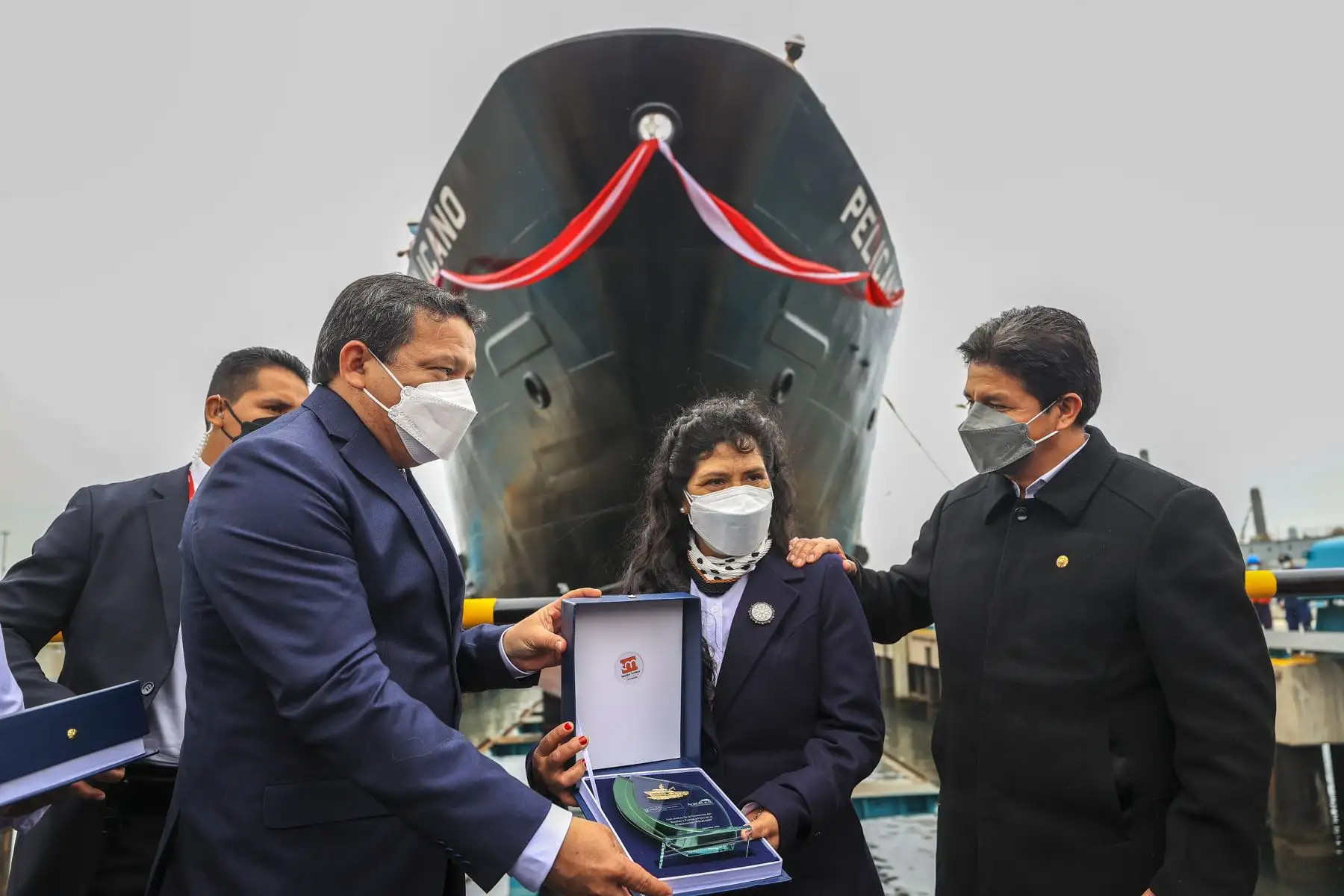El presidente Pedro Castillo participa en la ceremonia de puesta a flote de la nueva embarcación “Pelícano” que permitirá el transporte y apoyo logístico para la distribución del guano de las islas. Foto: ANDINA/ Prensa Presidencia