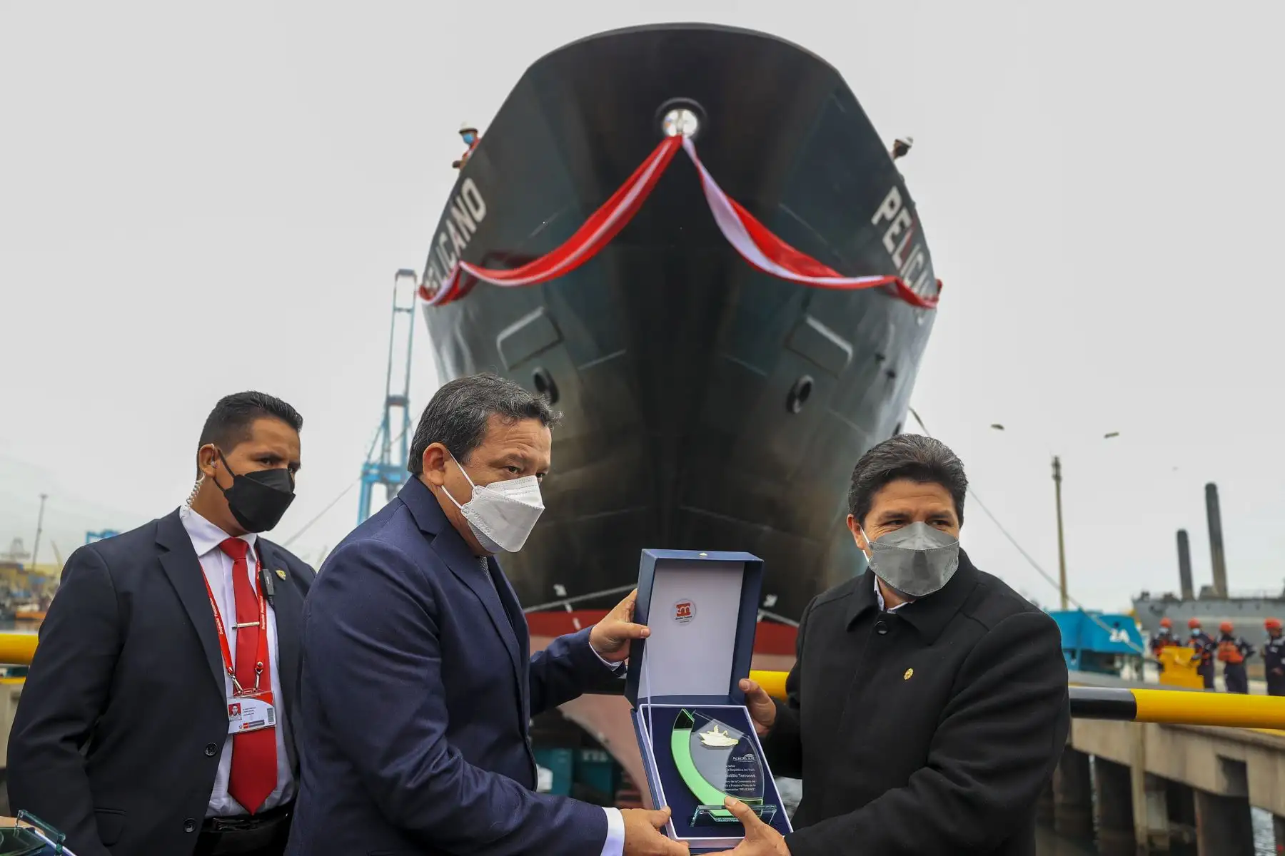 El presidente Pedro Castillo participa en la ceremonia de puesta a flote de la nueva embarcación “Pelícano” que permitirá el transporte y apoyo logístico para la distribución del guano de las islas. Foto: ANDINA/ Prensa Presidencia