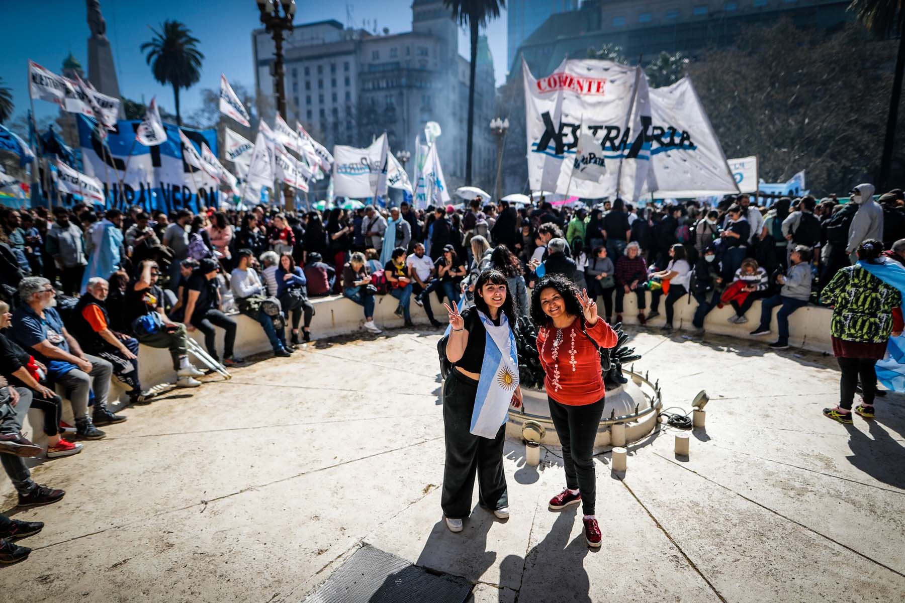 Miles de simpatizantes de Cristina Fernández de Kirchner participan hoy en una movilización en su defensa tras el atentado en su contra, en la Plaza de Mayo en Buenos Aires. Foto: EFE