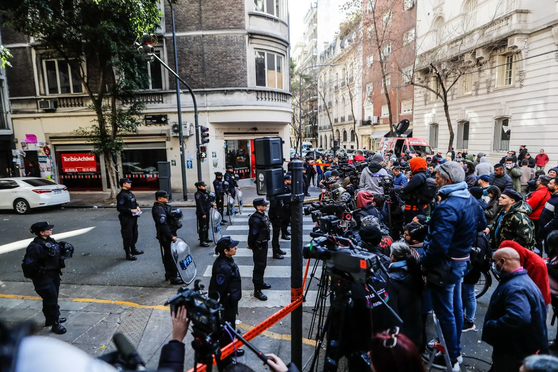 Periodistas se reúnen frente a policías que custodian el acceso a la residencia de la vicepresidenta argentina, Cristina Fernández, hoy, en Buenos Aires (Argentina). En la noche de este jueves, la Policía Federal de Argentina detuvo a un hombre armado que se encontraba a pocos metros de la vicepresidenta, cuando esta estaba en la calle, a las puertas de su apartamento en el barrio capitalino de Recoleta, rodeada de militantes kirchneristas. Foto: EFE
