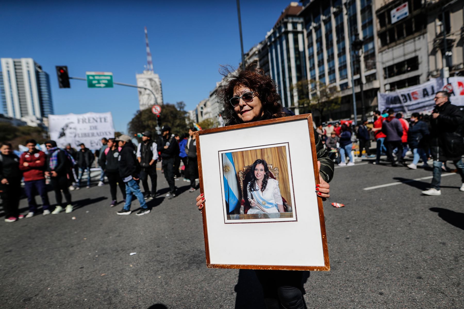 Miles de simpatizantes de Cristina Fernández de Kirchner participan hoy en una movilización en su defensa tras el atentado en su contra, en la Plaza de Mayo en Buenos Aires. Foto: EFE