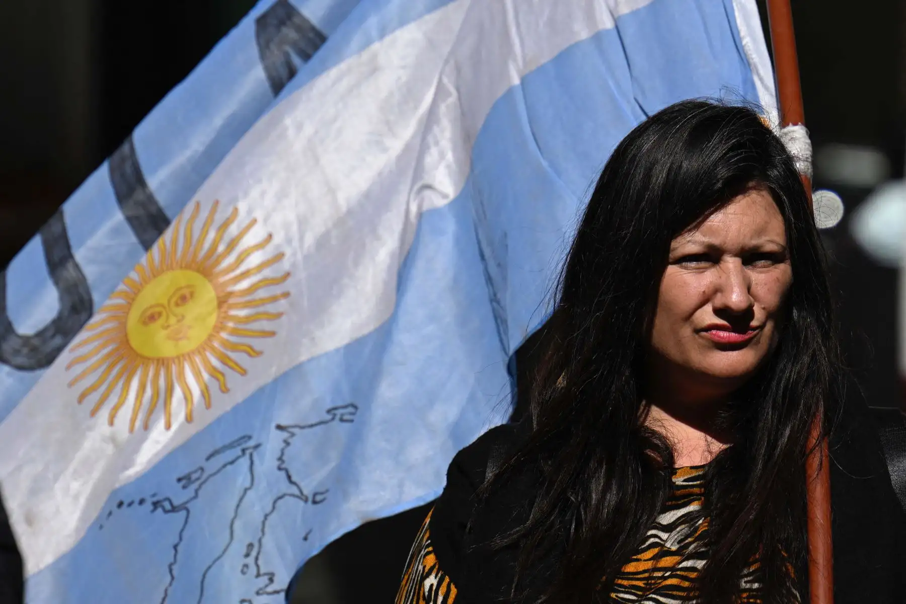 Partidarios de la vicepresidenta argentina Cristina Fernández de Kirchner permanece frente a la casa de Fernández en Buenos Aires. Foto: AFP