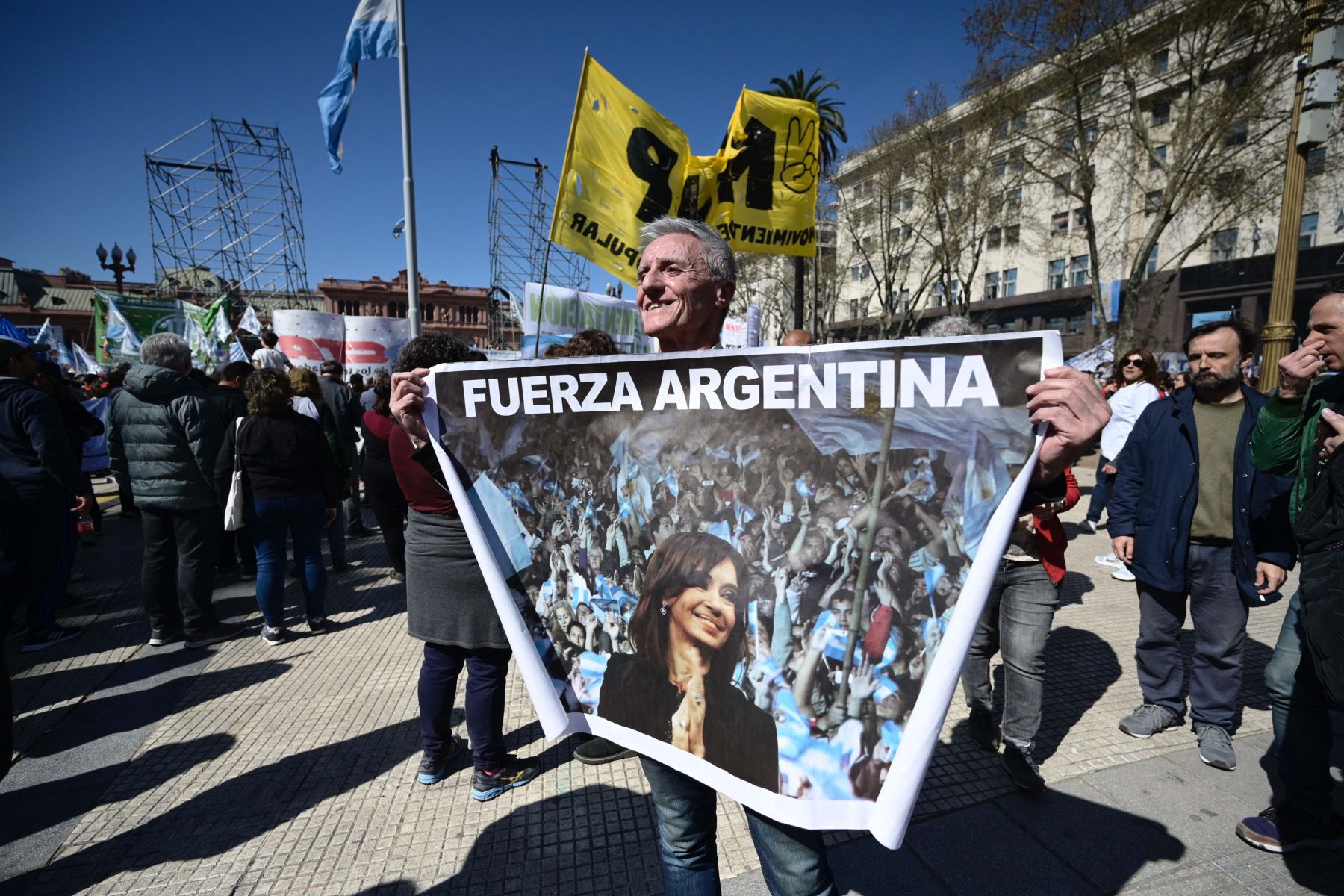 Partidarios de la vicepresidenta argentina Cristina Fernández de Kirchner permanece frente a la casa de Fernández en Buenos Aires. Foto: AFP