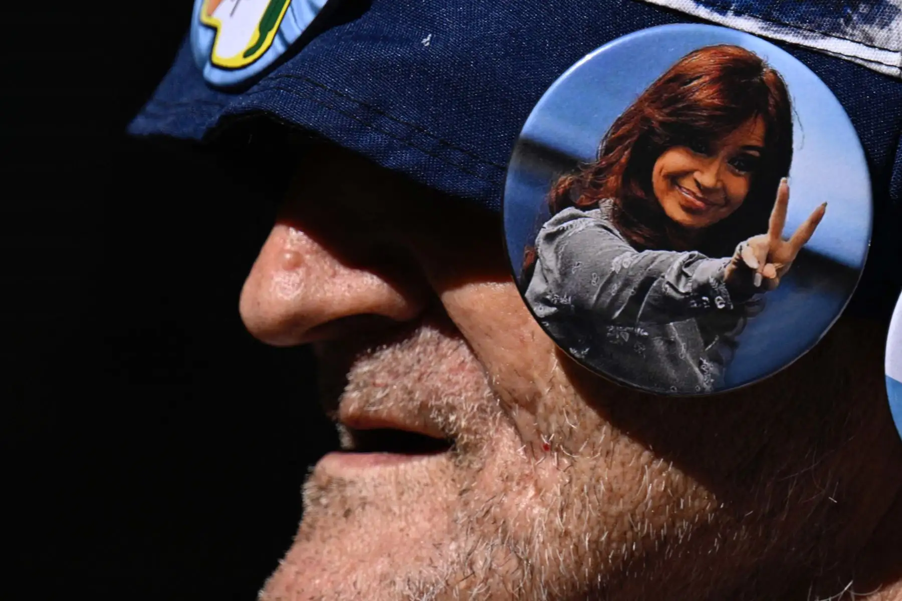 Partidarios de la vicepresidenta argentina Cristina Fernández de Kirchner permanece frente a la casa de Fernández en Buenos Aires. Foto: AFP