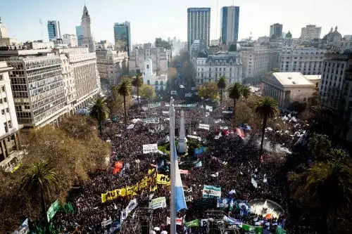 A partir del mediodía, decenas de miles de manifestantes, convocados por partidos políticos, sindicatos, movimientos sociales y organismos de defensa de los derechos humanos, comenzaron a marchar en las principales ciudades del país. Foto: AFP