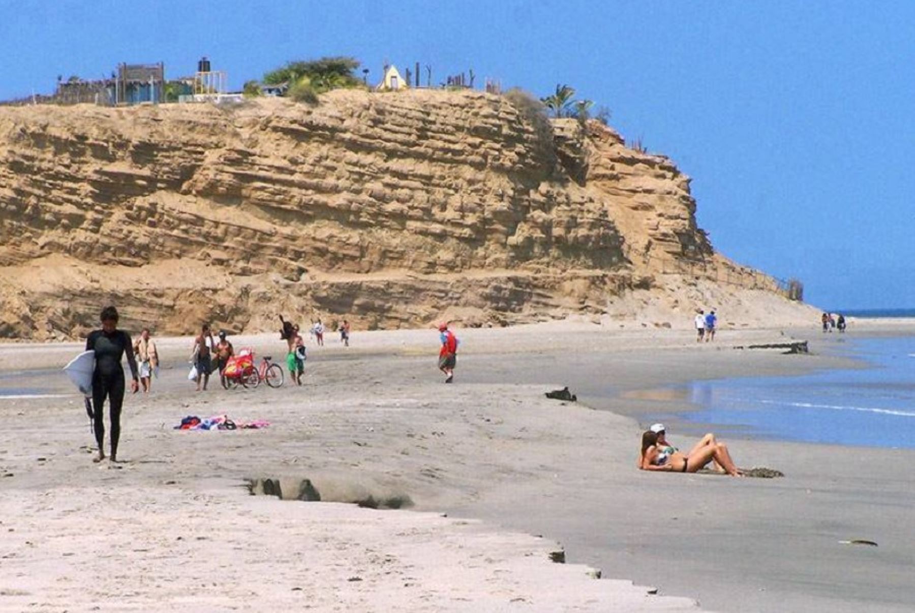 Distinguida como la “Capital regional del turismo, sol y playa”, la provincia de Talara celebra su XXIV Semana Turística ofreciendo a sus visitantes sus edénicas playas y otros bellos lugares donde prima el verano todo el año.
