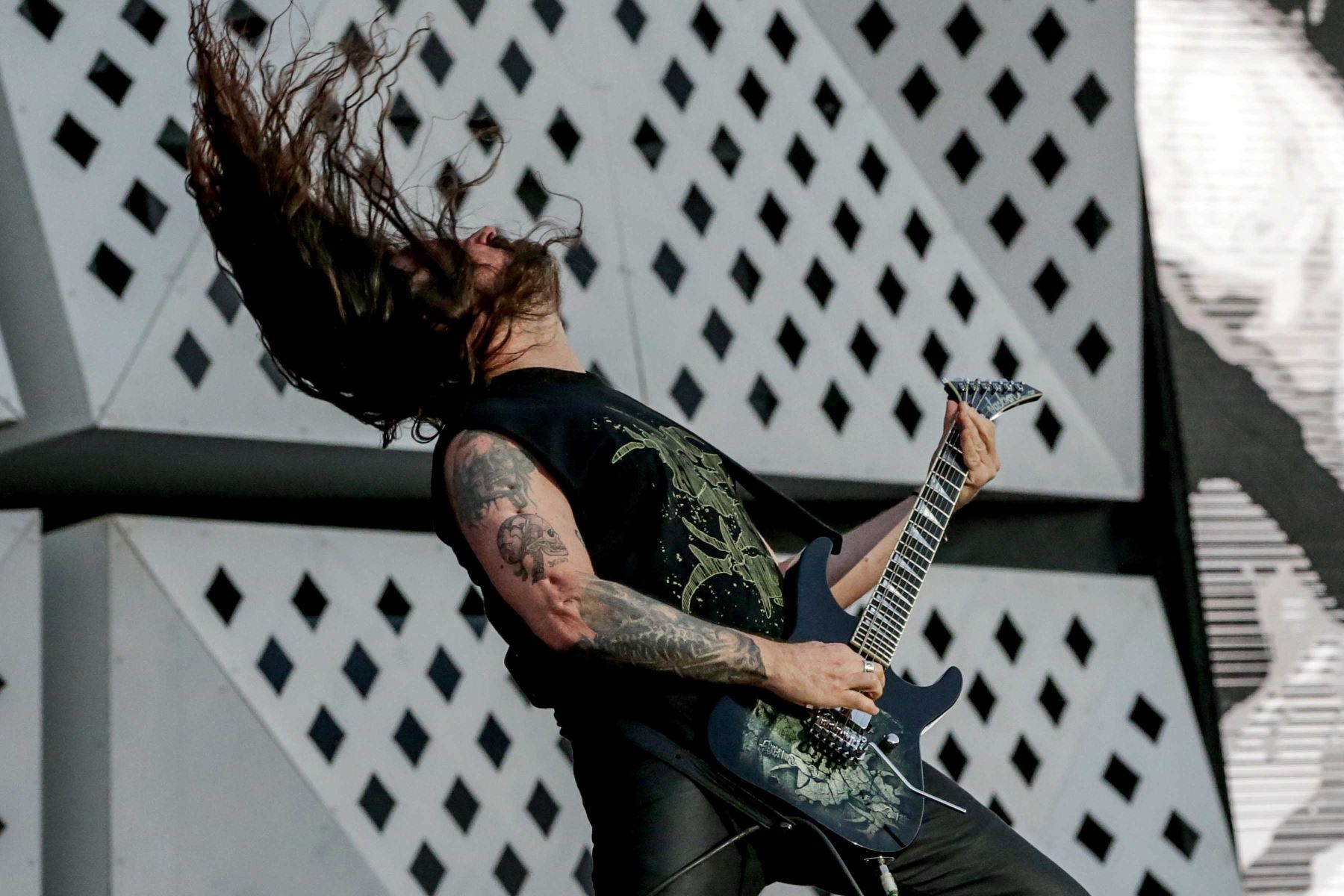 Andreas Kisser, guitarrista de la banda Sepultura, actúa con la Orquestra Sinfónica Brasileña en Río de Janeiro. Bandas de heavy metal como Iron Maiden y Dream Theater son algunas de las atracciones de hoy. Foto: EFE